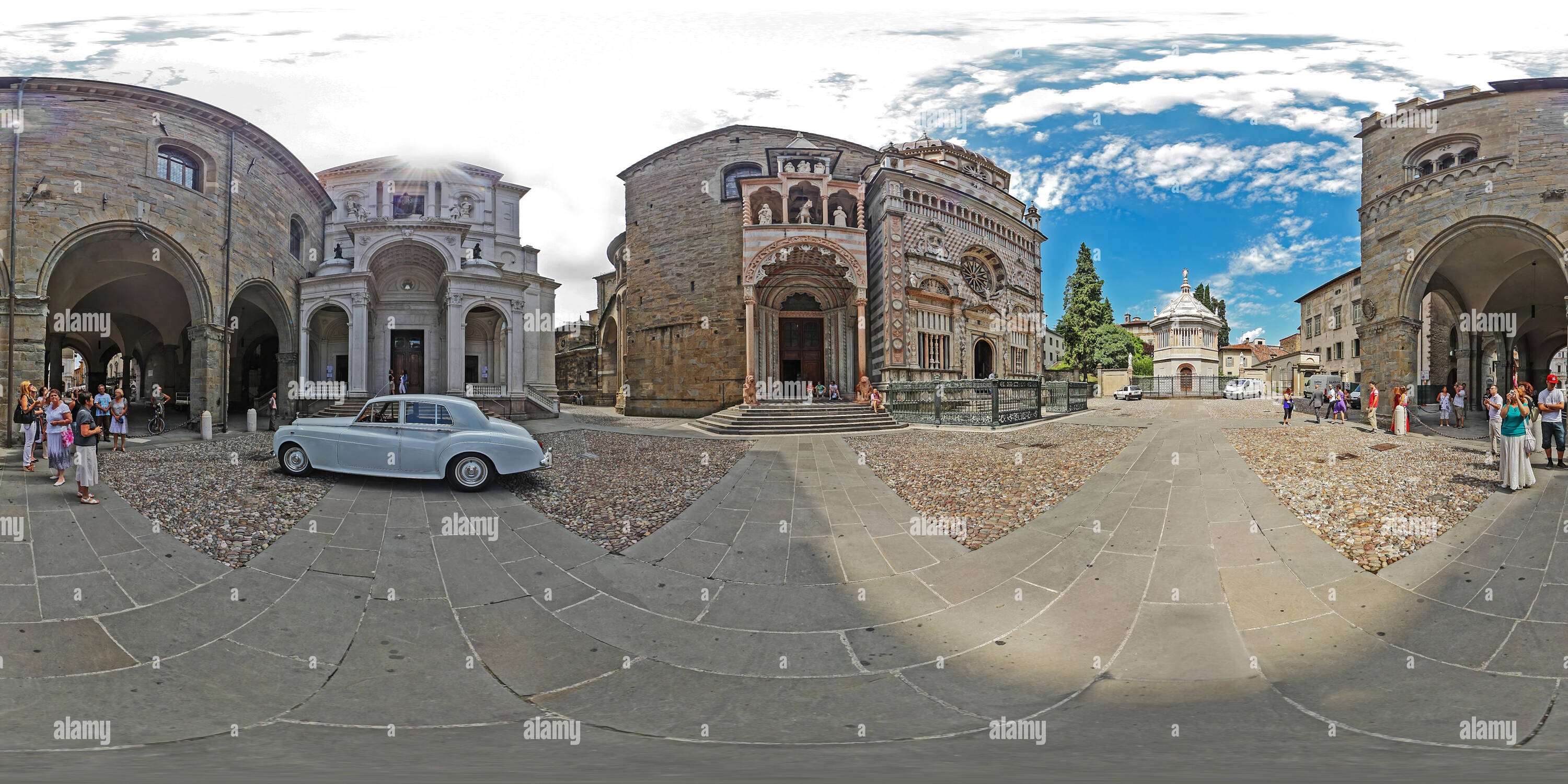 360 Grad Panorama Ansicht von Der Palazzo della Ragione und Bergamo Kathedrale von der Piazza del Duomo. Bergamo, Lombardei, Italien