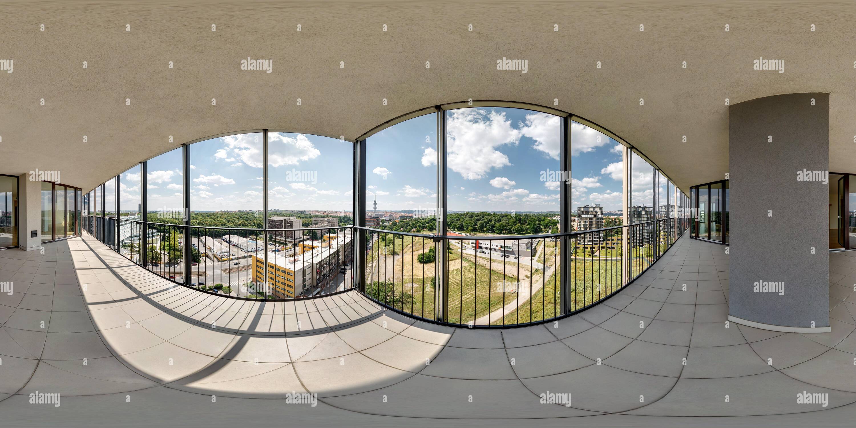 360 Grad Panorama Ansicht von 360 Panorama in equirectangular Spherical projection, Skybox von VR-Inhalten. Blick vom Balkon auf die grüne Stadt an einem sonnigen Tag