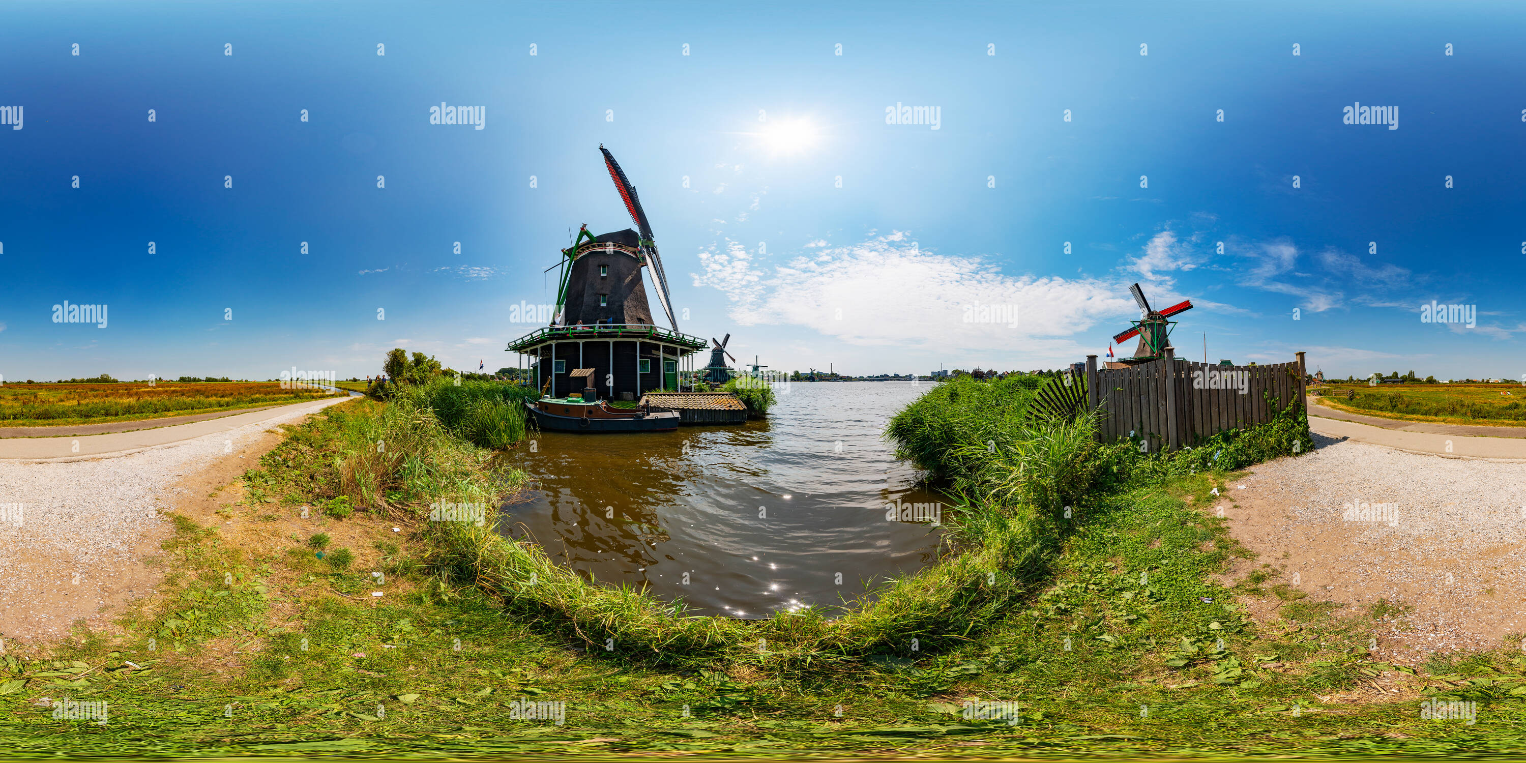 360 Grad Panorama Ansicht von Oilmill De Zoeker und das Sägewerk Het Jonge Schaap in Zaanse Schans