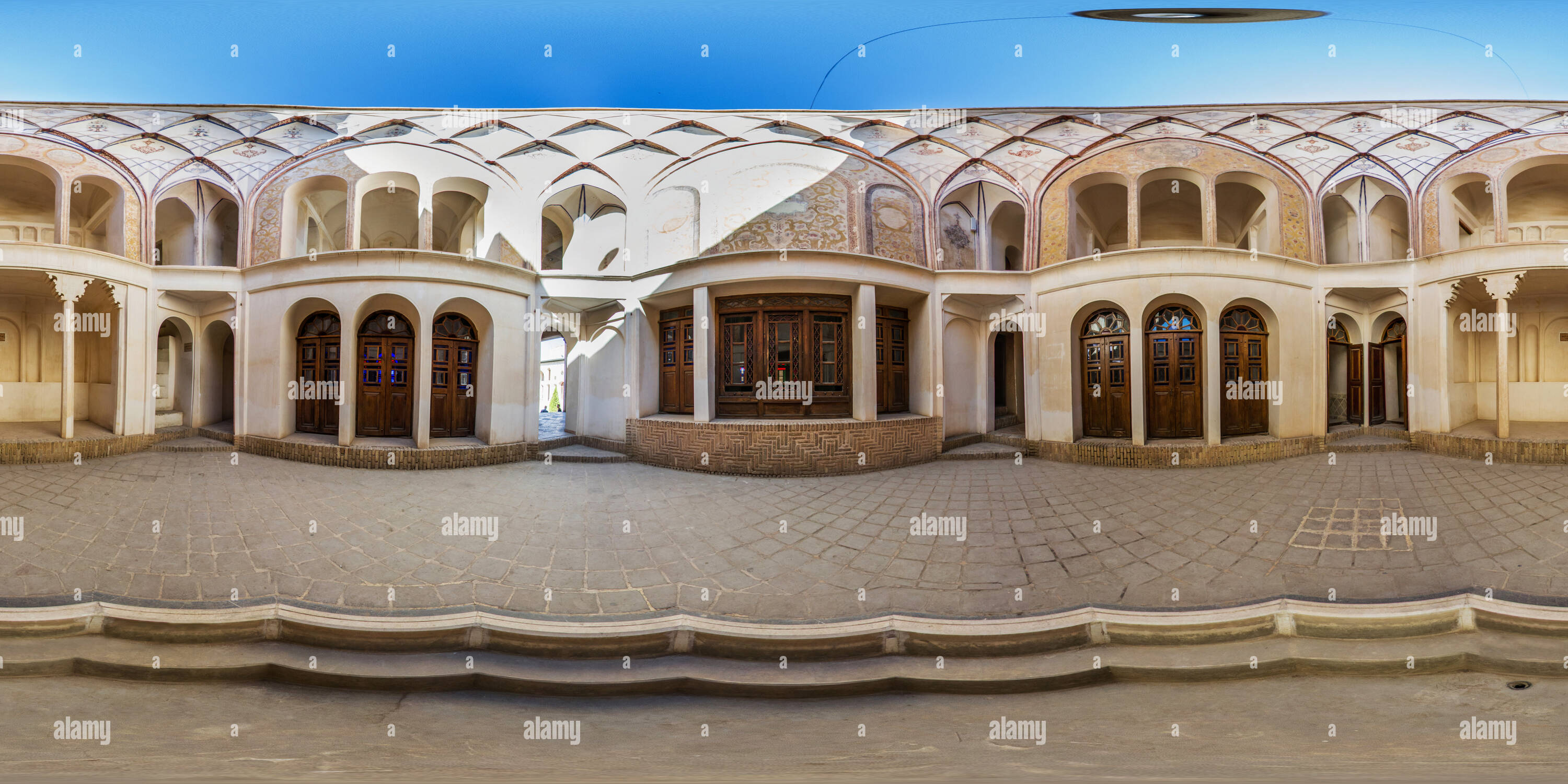 360 Grad Panorama Ansicht von Tab Tab Ei Haus iranischen Architektur Vorraum Terrasse Tabatabaei historisches Haus