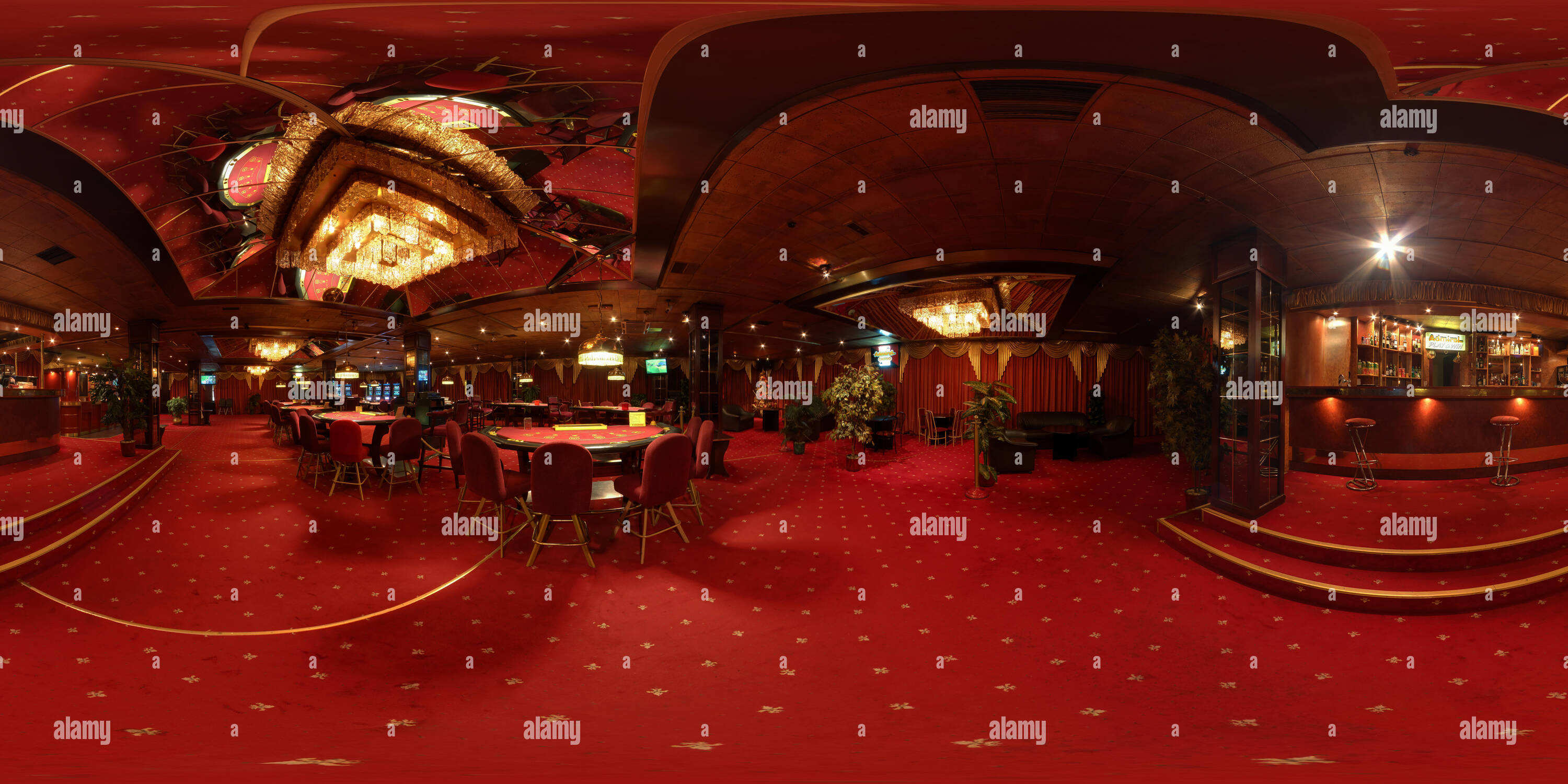 360 Grad Panorama Ansicht von MINSK, Weißrussland - 26. SEPTEMBER 2011: volle 360 Grad Panorama in equirectangular Spherical projection in interier Luxus Red Casino Admiral