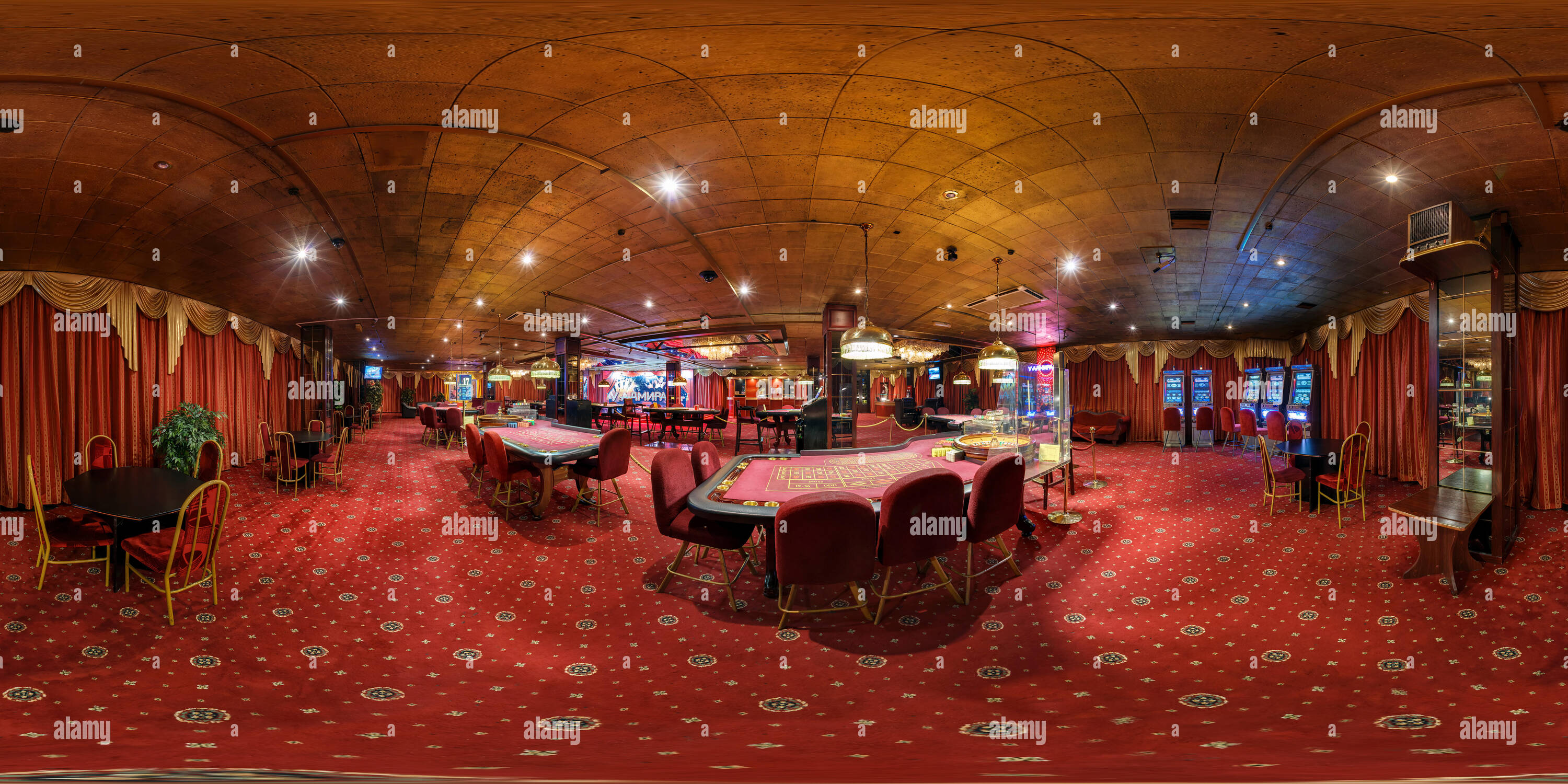 360 Grad Panorama Ansicht von MINSK, Weißrussland - Januar 30, 2013: 360 Panorama in equirectangular Spherical projection in interier Luxus Red Casino Admiral