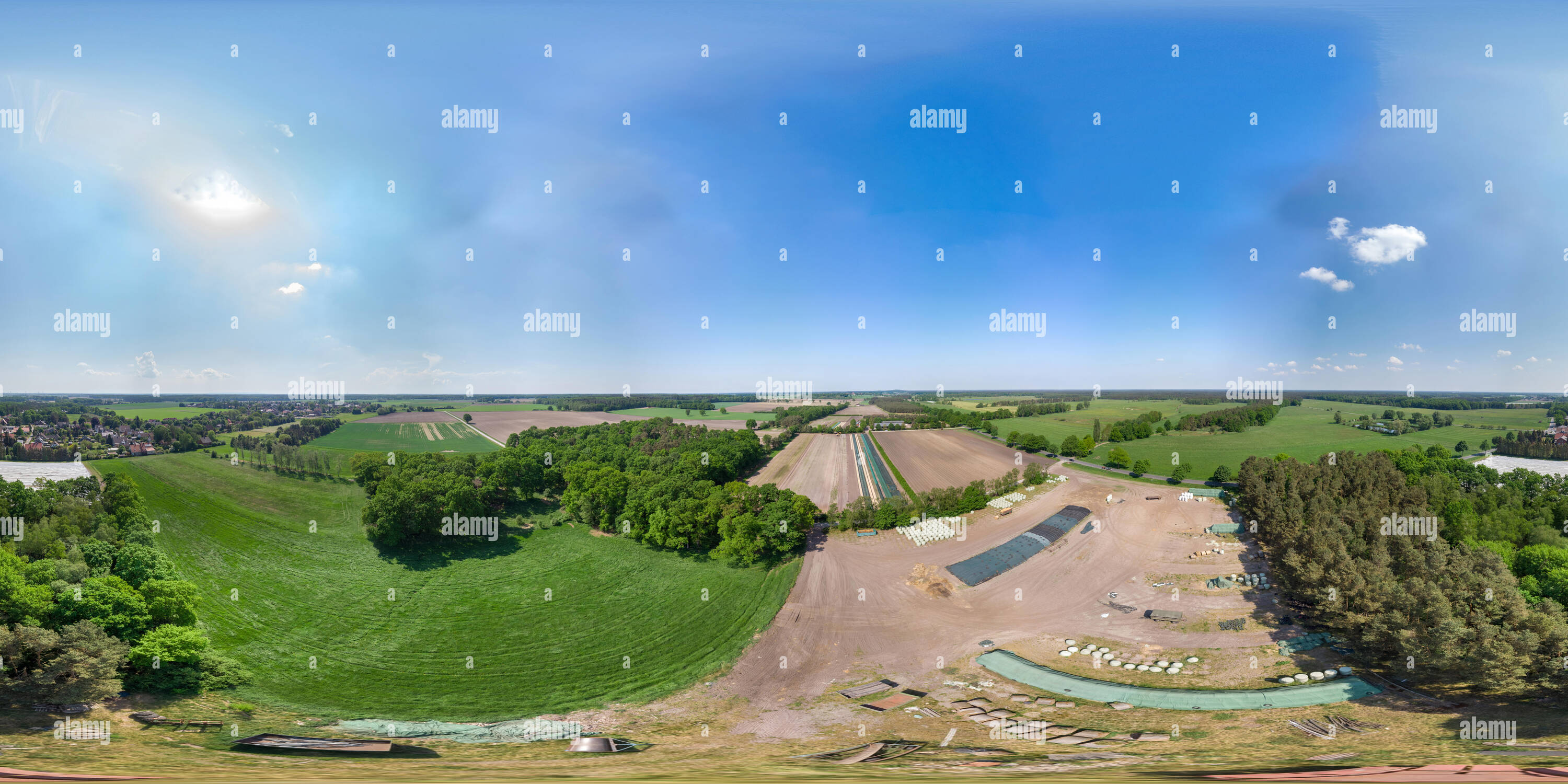 360 Grad Panorama Ansicht von Lagerung von einem Bauernhof in Deutschland, Composite 360 Grad Panorama von Luftaufnahmen