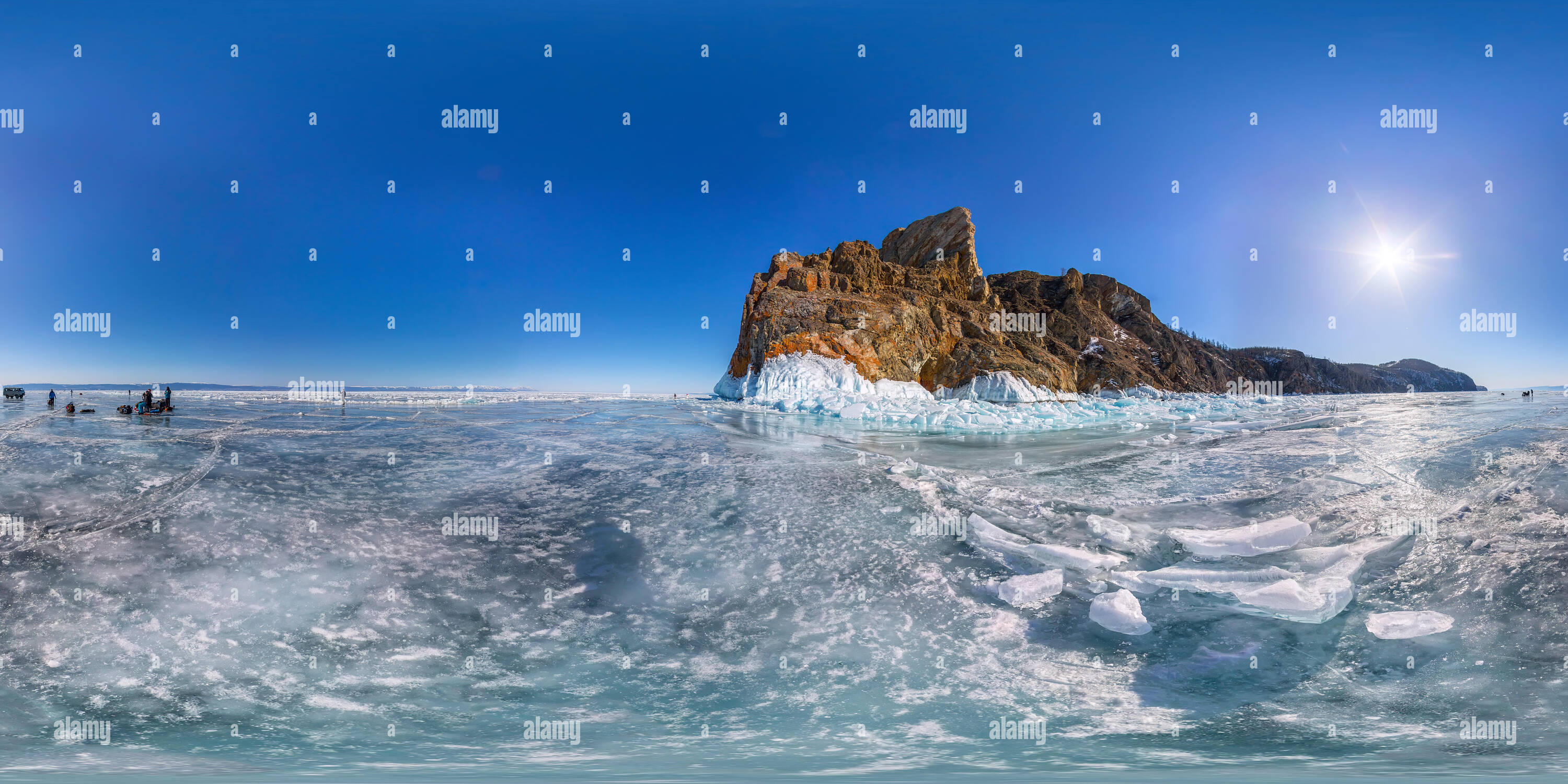 360 Grad Panorama Ansicht von Panorama Eis am Baikalsee in der Nähe von Kap Choboi Steinmännchen.
