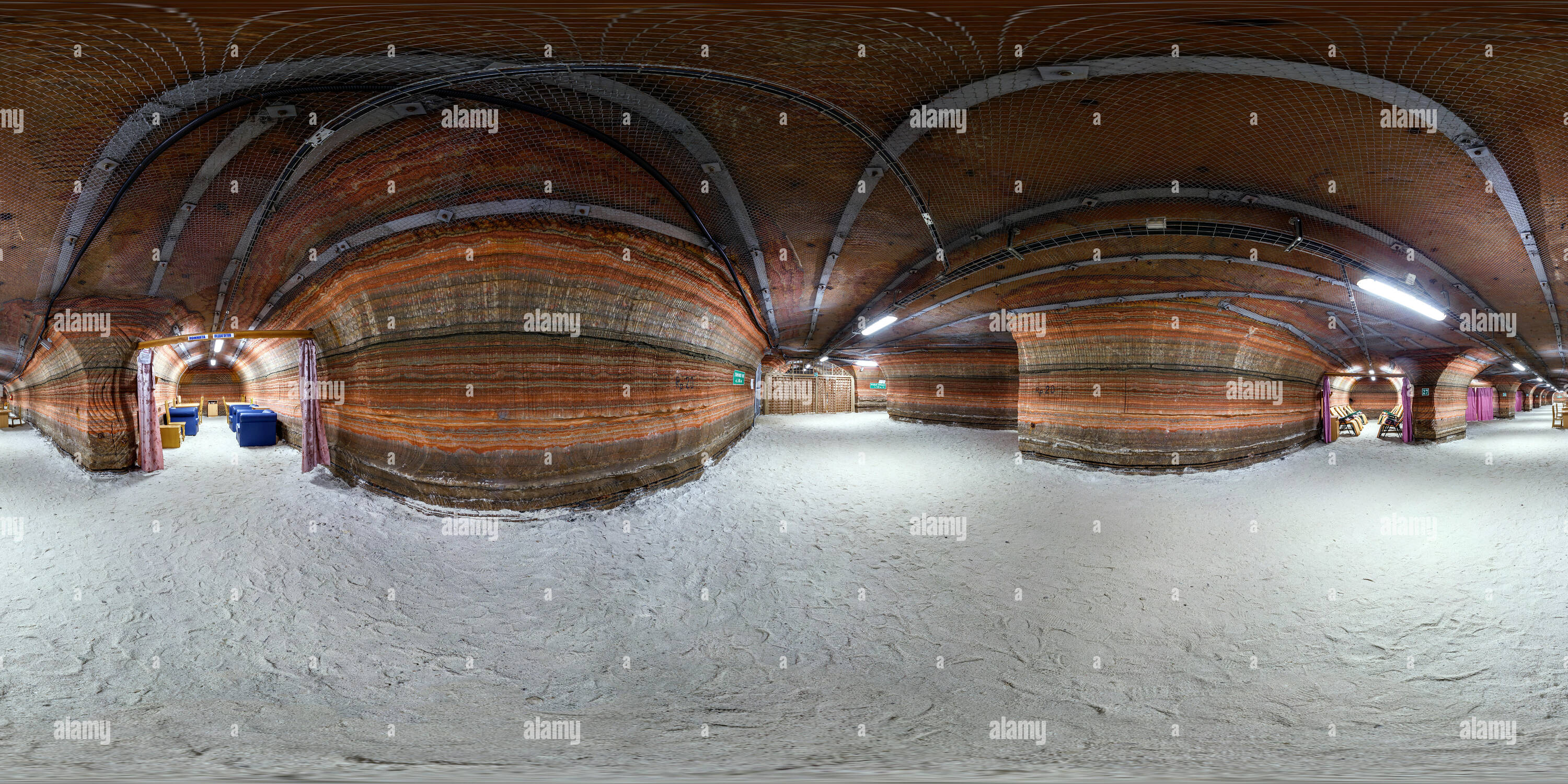 360 Grad Panorama Ansicht von SOLIGORSK, BELARUS - September 15, 2013: Innen im Krankenhaus Höhlenforschung in der Höhle des Kaliumsalz, volle 360 Grad Panorama in equirectangular s