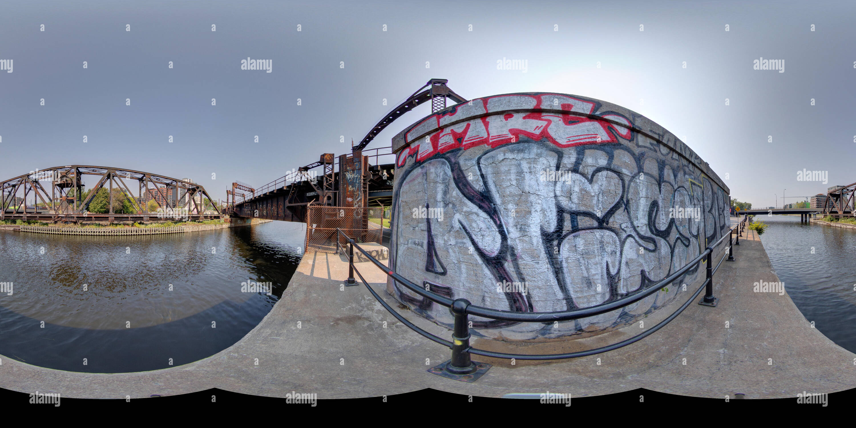 360 Grad Panorama Ansicht von Eine Brücke über den Lachine Canal die Entwicklung eines frühen suburbanen Industrial District. Pont ferroviaire pivotant du Port de Montreal.