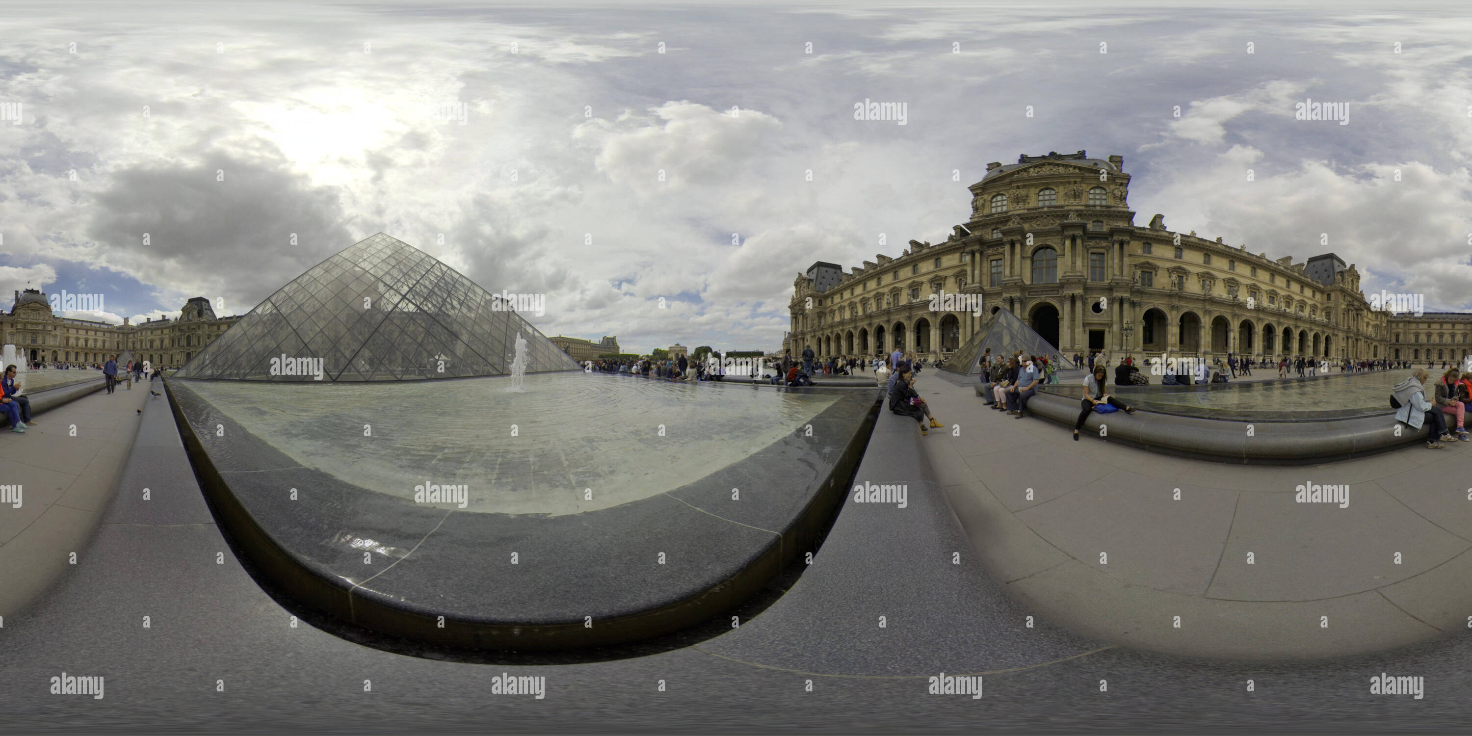 360 Grad Panorama Ansicht von Paris, Frankreich: Touristen und Liebhaber die Pyramide am Louvre. Das Louvre Museum enthält mehr als 380000 eingeben. 360 Grad Foto