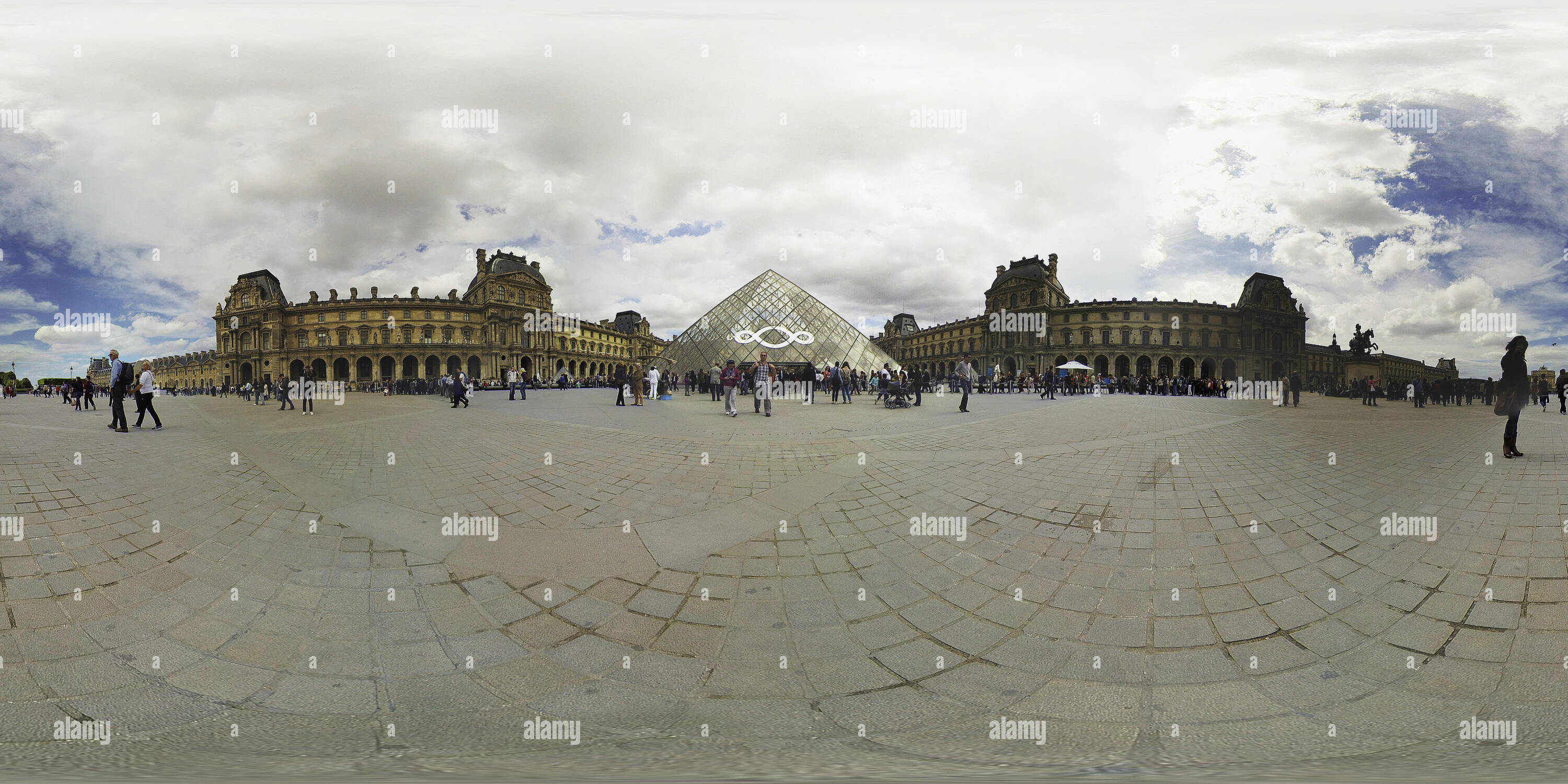 360 Grad Panorama Ansicht von Paris, Frankreich: Touristen und Liebhaber die Pyramide am Louvre. Das Louvre Museum enthält mehr als 380000 eingeben. 360 Grad Foto