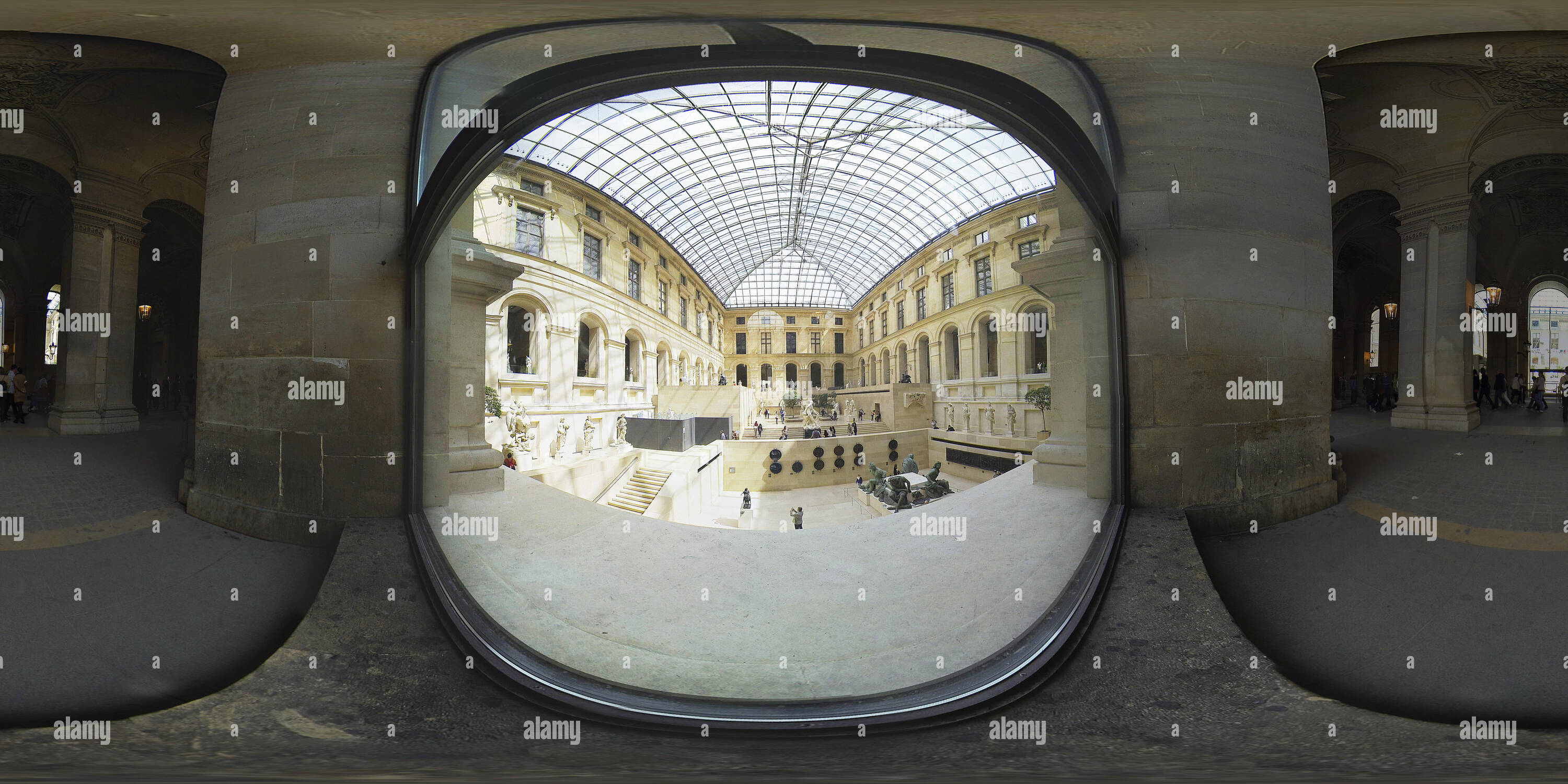 360 Grad Panorama Ansicht von Touristen und Liebhaber geben Sie den Louvre. Das Louvre Museum enthält mehr als 380000 eingeben. 360 vr Panorama