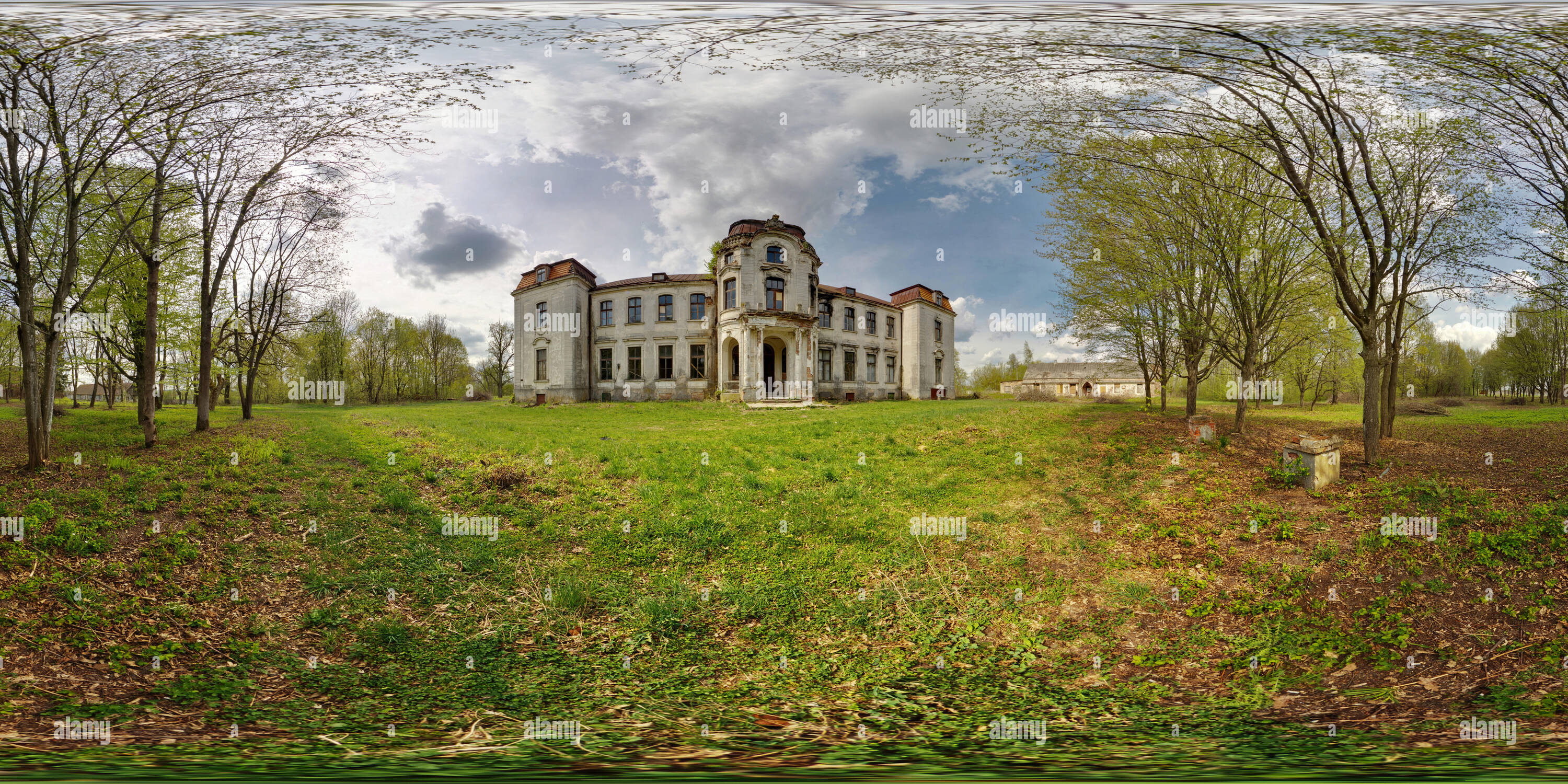 360 Grad Panorama Ansicht von 360 Grad Panorama in equirectangular Spherical projection alten, verlassenen mittelalterlichen Burg in sonniger Tag, VR-Inhalt