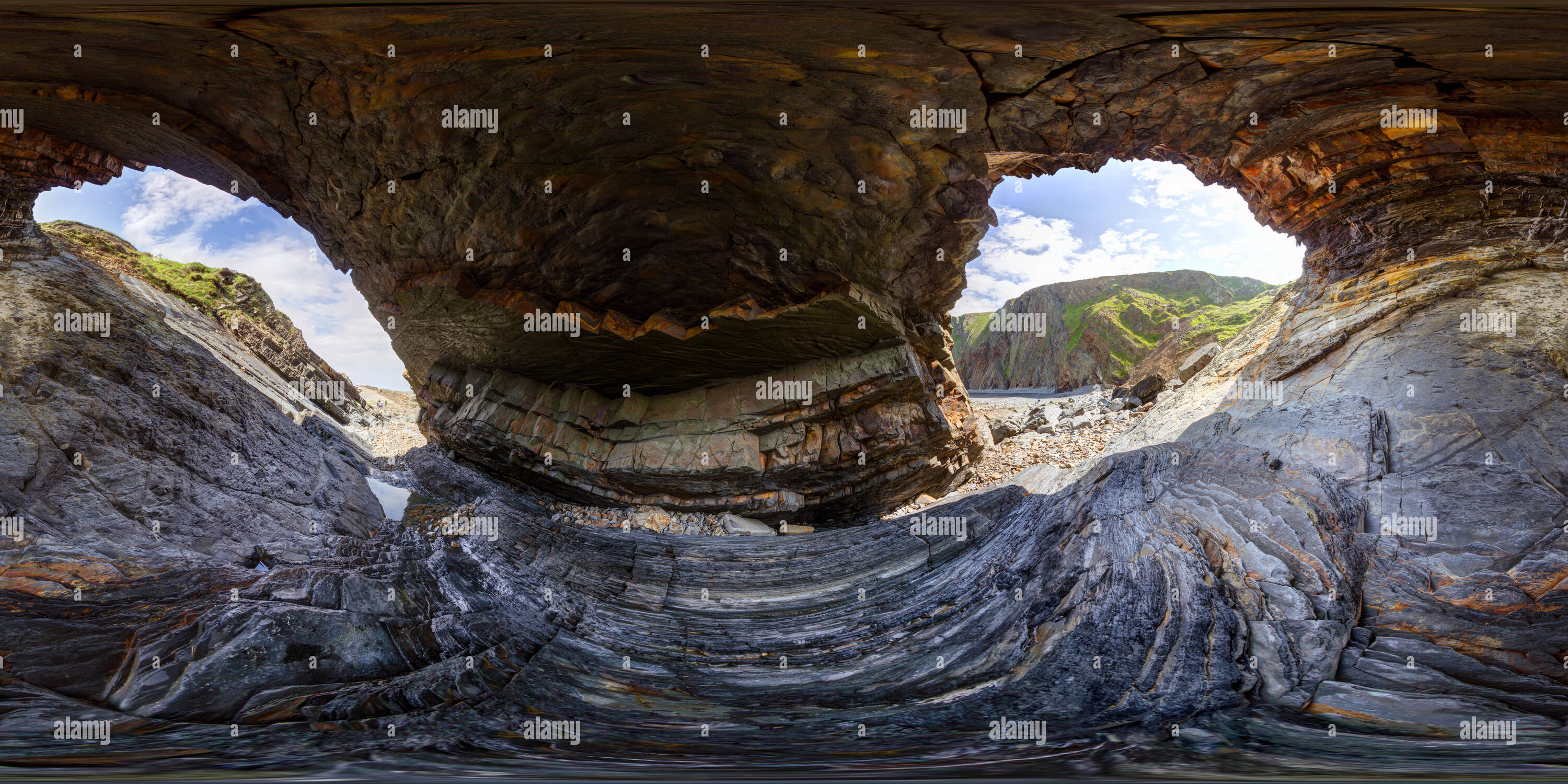 360 Grad Panorama Ansicht von In einer Höhle am Meer, Hartland Quay, Devon