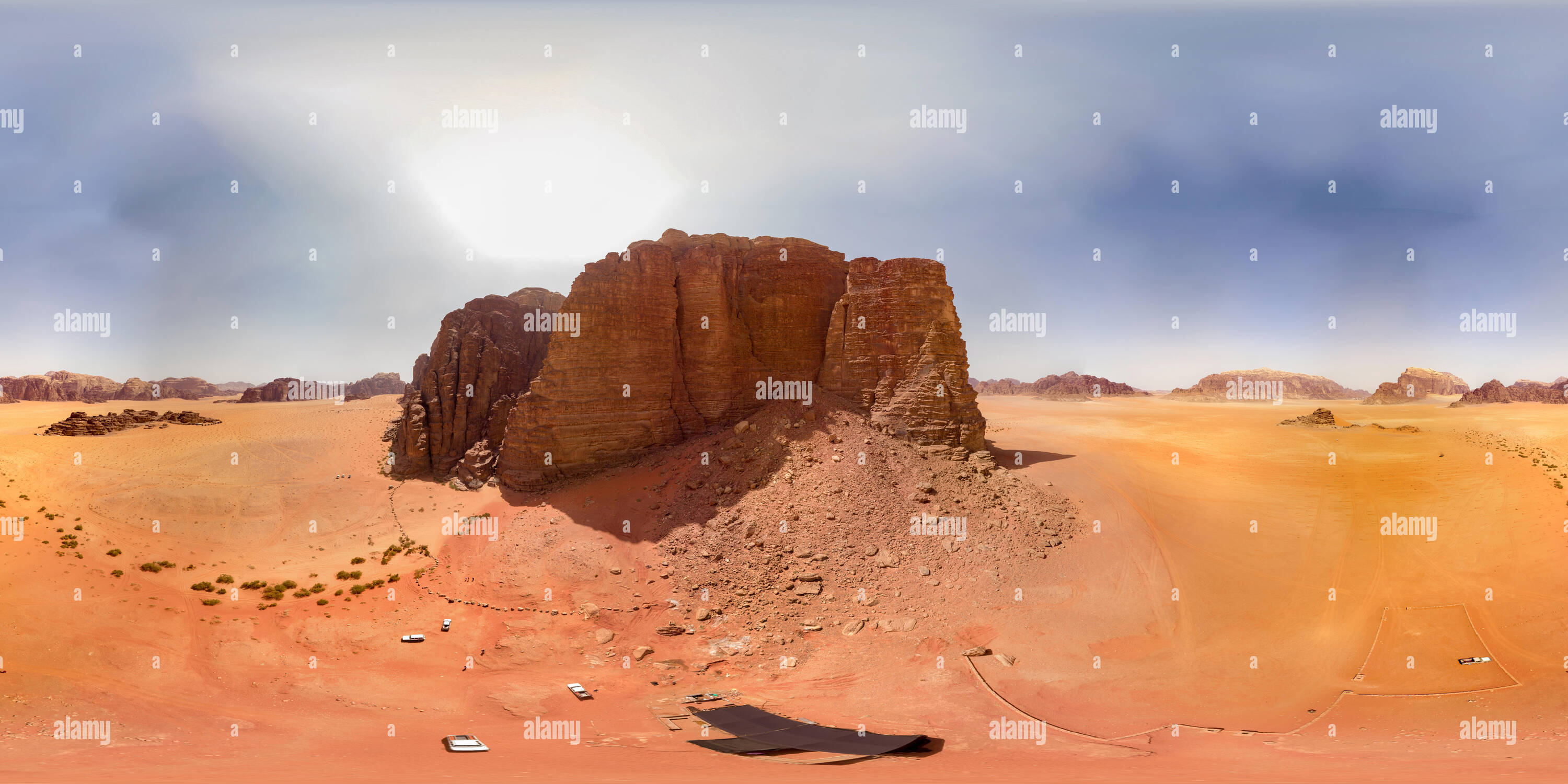 360 Grad Panorama Ansicht von 360°-Panorama eines riesigen Monolith in die Wüste des Wadi Rum, Jordanien, mit der Drohne im Flug gefangen.