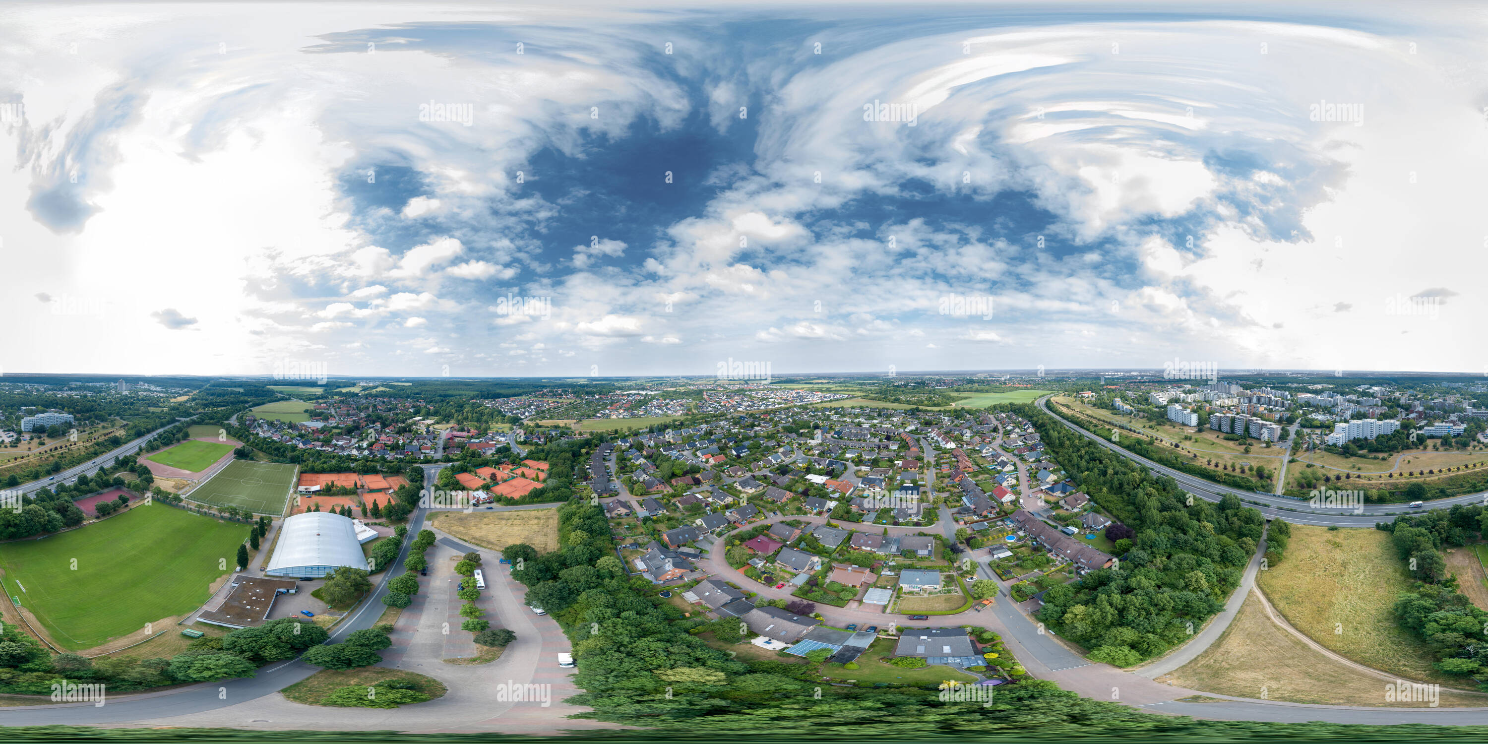 360 Grad Panorama Ansicht von 360 Grad Panorama von einem Vorort einer deutschen Industriestadt mit Einfamilienhäusern und Wolkenkratzer, am Rand der Autobahn und mit Sport zu