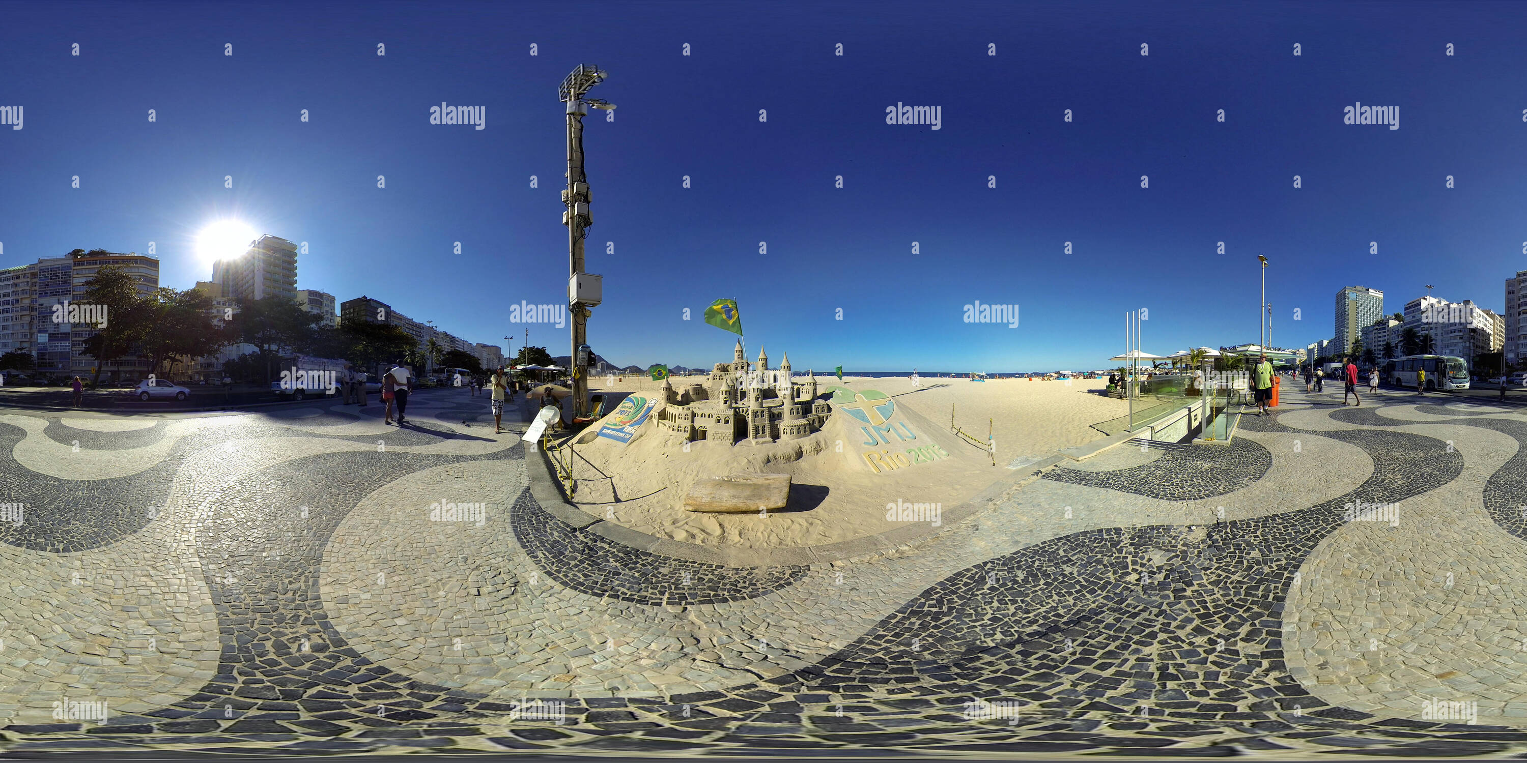 360 Ansicht Auf Rio De Janeiro Brasilien Die Menschen Geniessen Sand Skulptur Der Burgen Und Schlosser In Copacabana 360 Foto Panorama Alamy