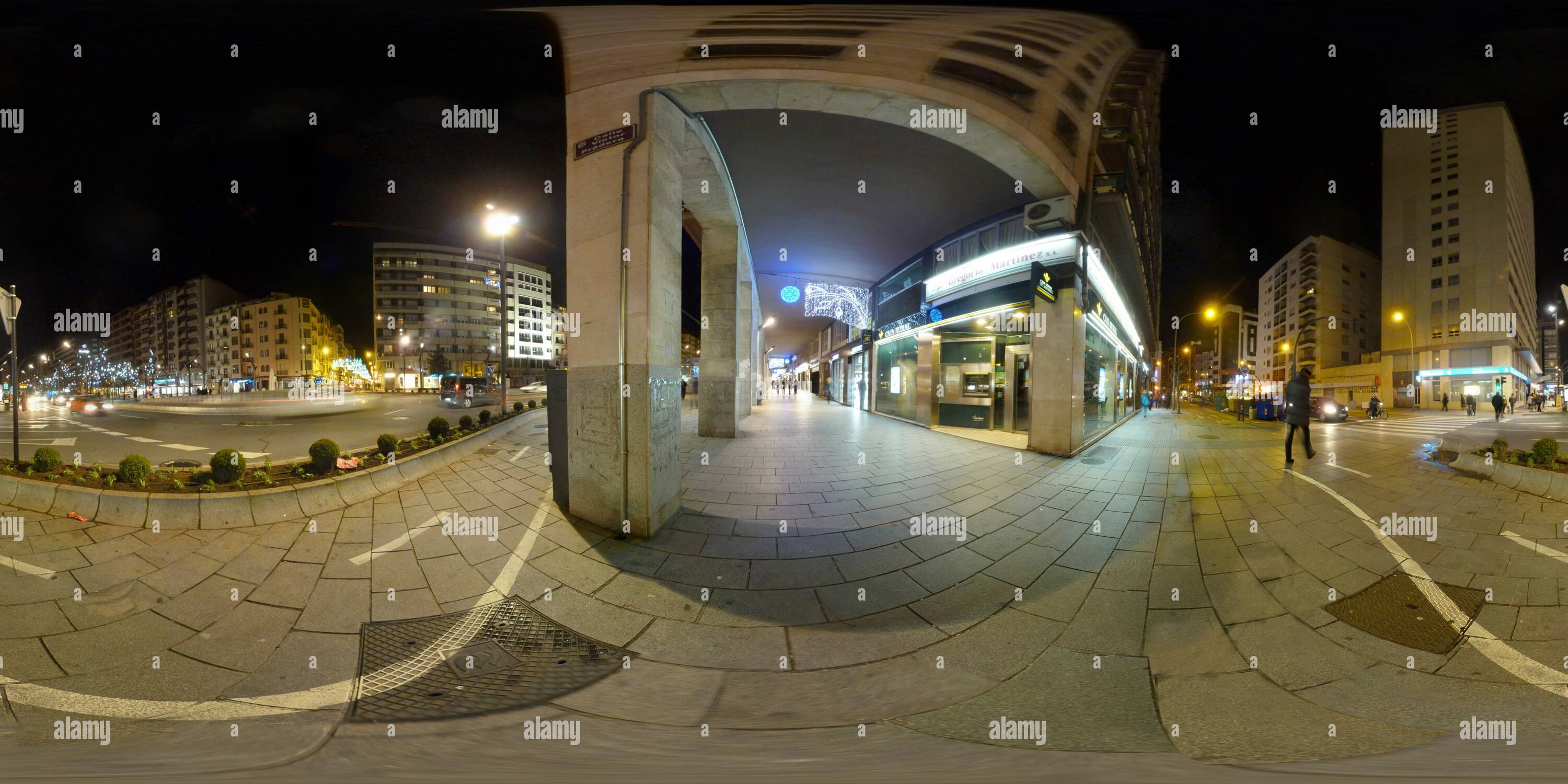 360 Grad Panorama Ansicht von Luces de Fiestas de Navidad en Logroño (2)