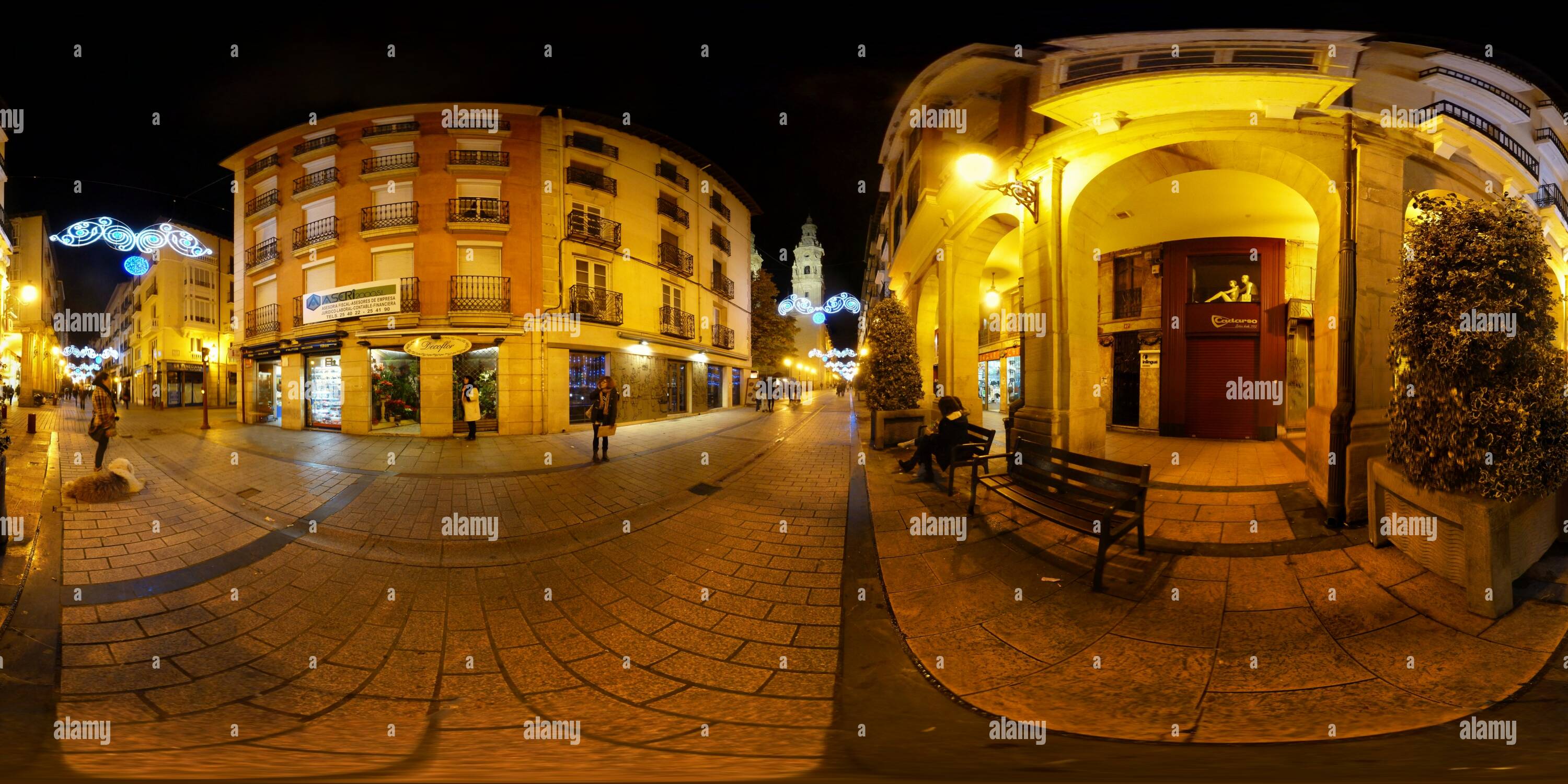 360 Grad Panorama Ansicht von Luces de Fiestas de Navidad en Logroño (1)