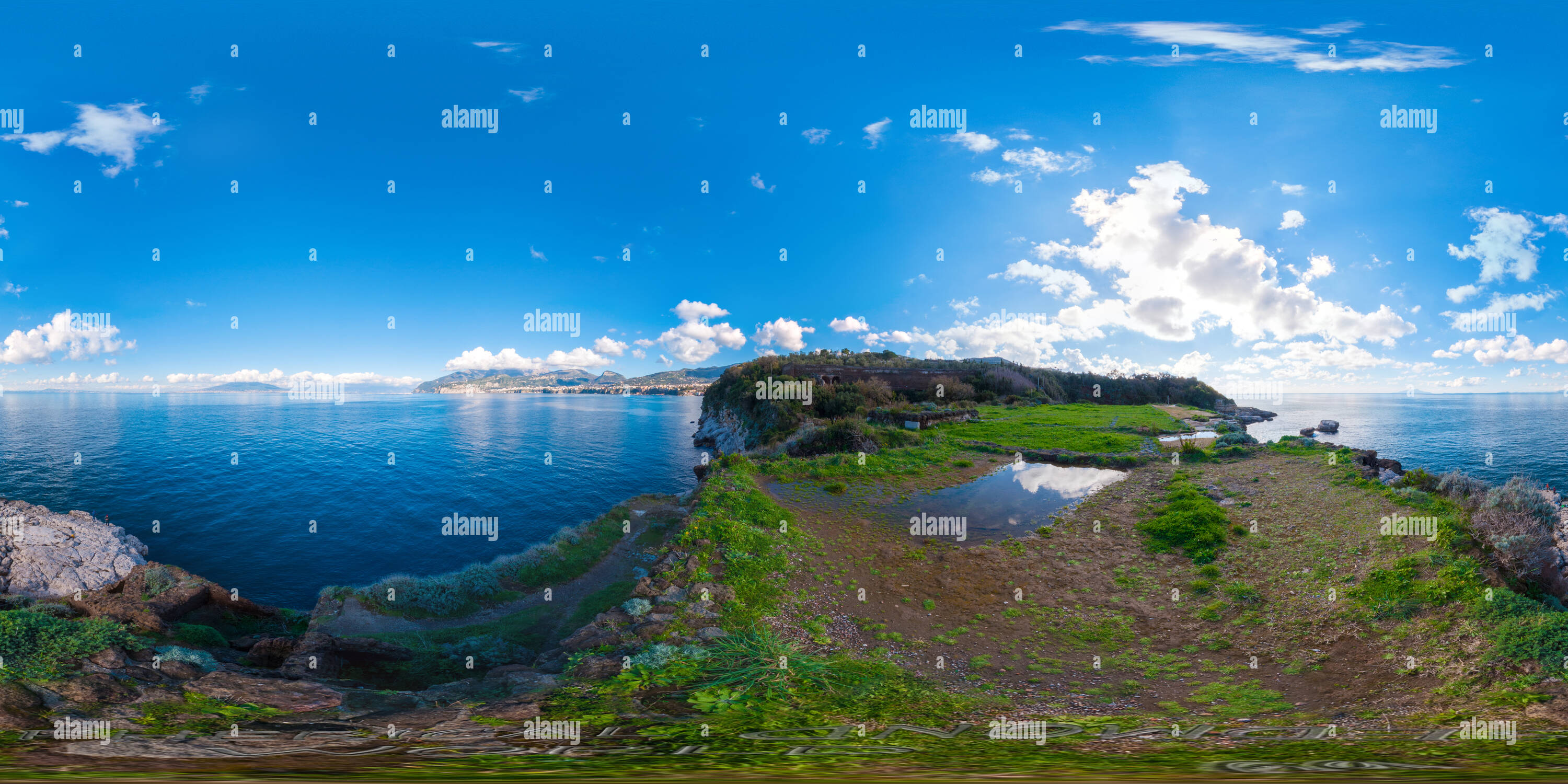 360 Grad Panorama Ansicht von Golfo di Napoli. Vista da Capo di Sorrento. 3.03.2014