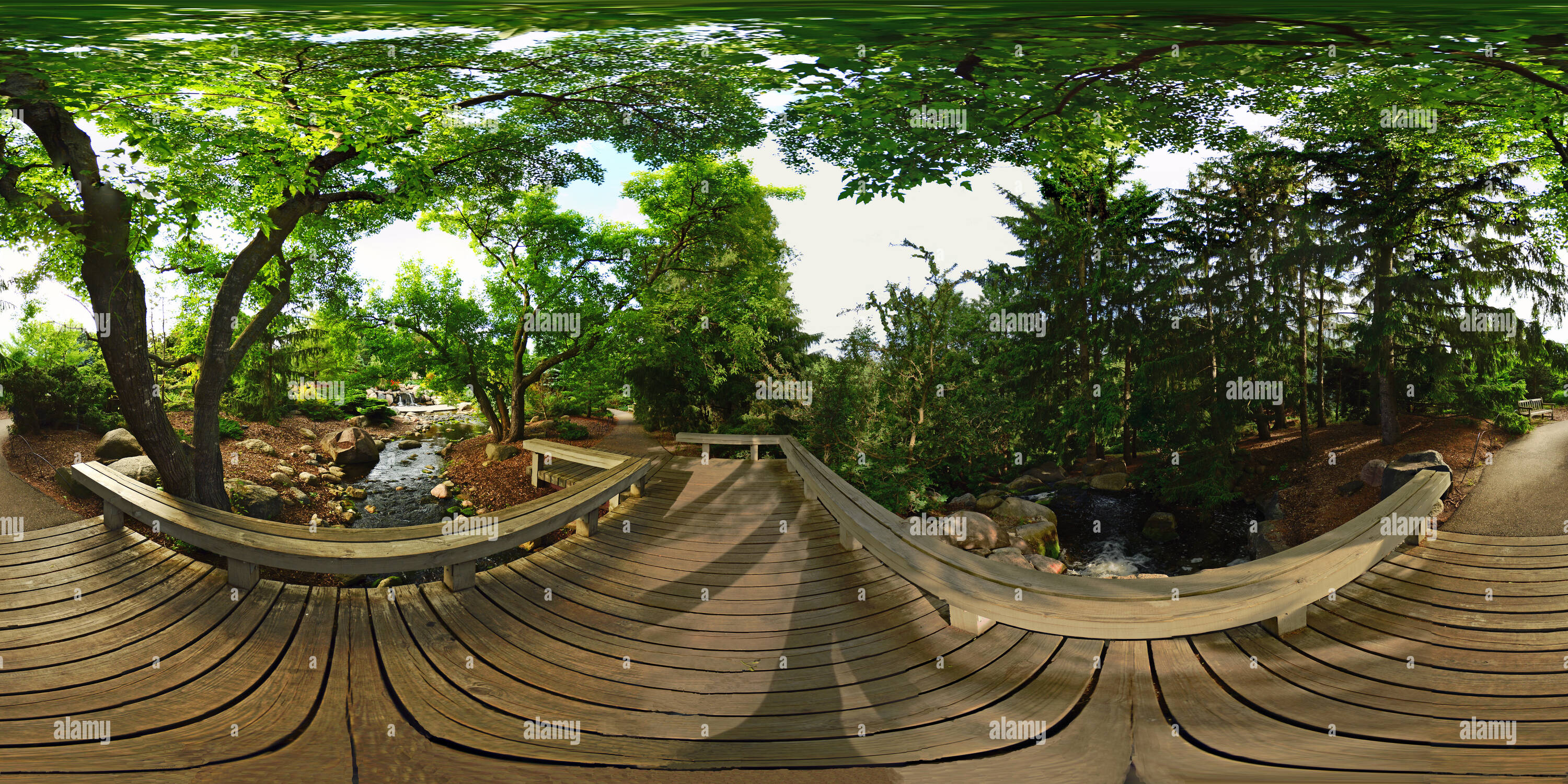 360 Grad Panorama Ansicht von Universität von Minnesota Landscape Arboretum Wasser Brücke