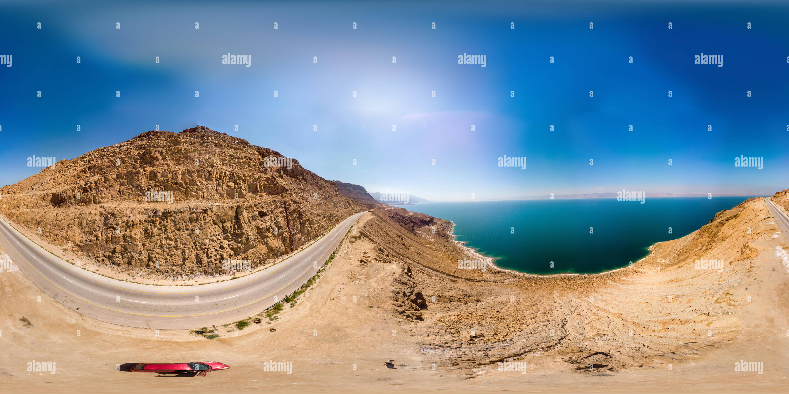 360 Grad Panorama Ansicht von Luftbild von der Hauptstraße entlang des Toten Meeres, mit der Drohne in der Nähe der Felsen der aufsteigenden Berge, 360 grad panorama bild