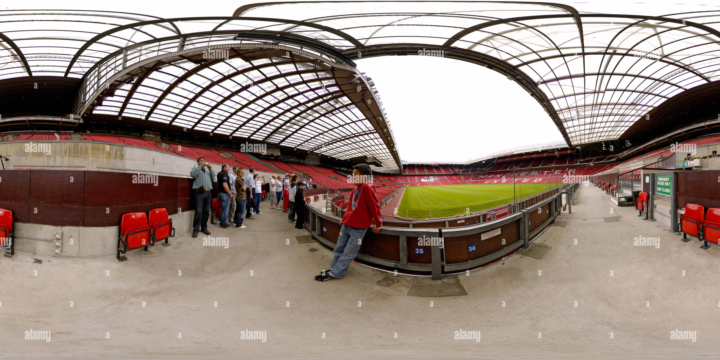 360 Grad Panorama Ansicht von Vater ein Foto seines Sohnes auf eine Tour durch das Stadion Old Trafford