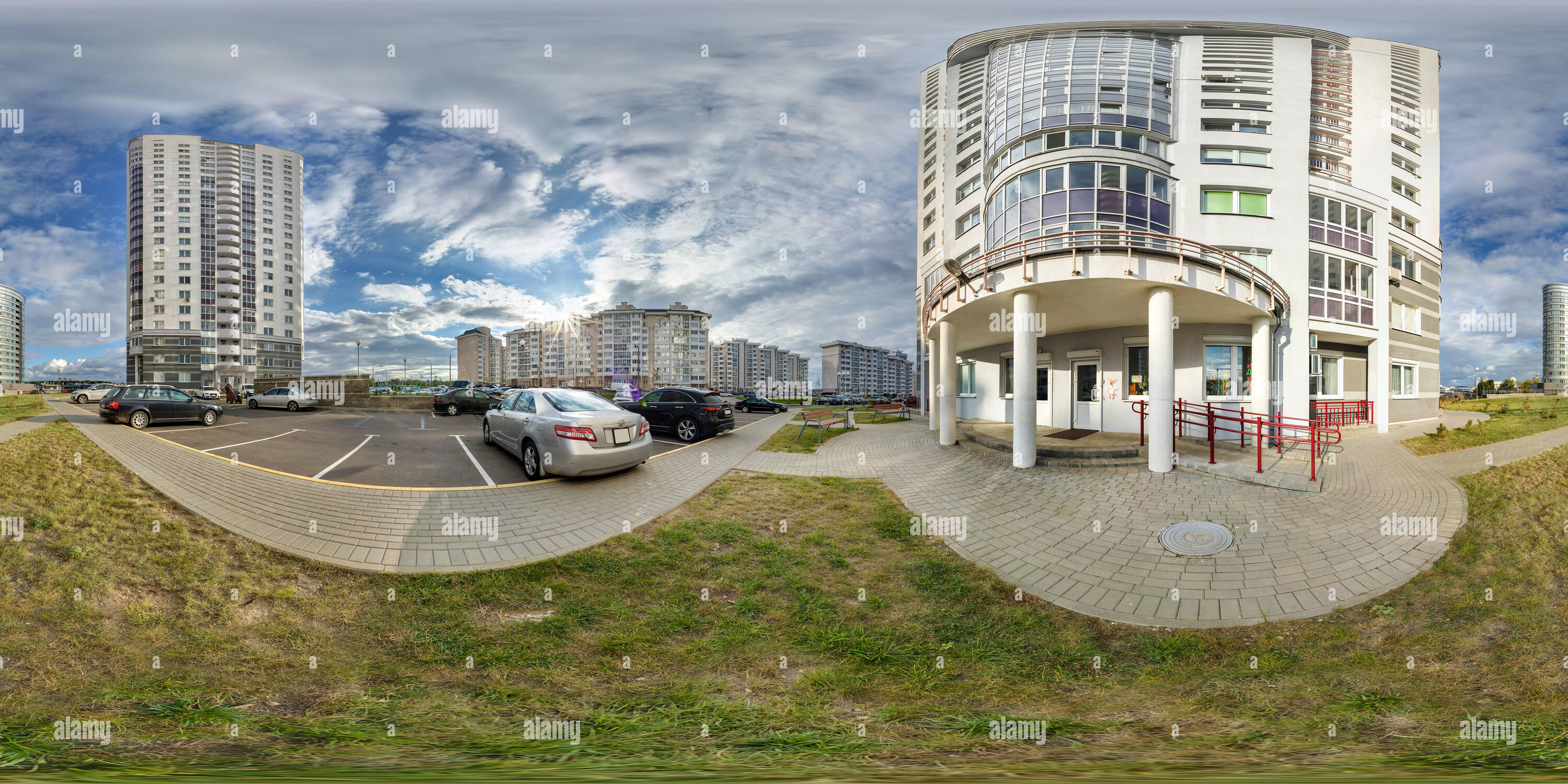 360 Grad Panorama Ansicht von MINSK, Weißrussland - September 20, 2016: Panorama in der Mitte der Schlafbereich der Stadt mit schönen Architektur. 360 von 180 Grad nahtlose sphärisch