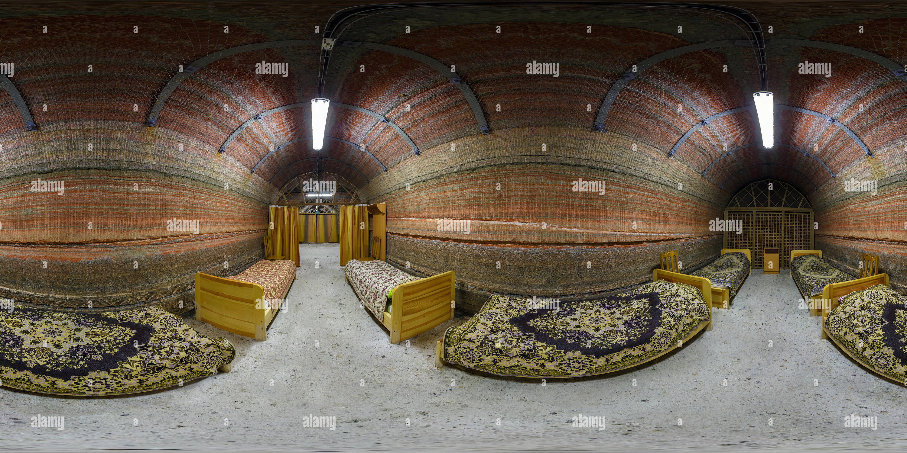 360 Grad Panorama Ansicht von SOLIGORSK, Belarus - März 7, 2014: Panorama im Inneren der Station moderne speleo Klinik in Kali- Höhle. 360 von 180 Grad nahtlose sphärischen panor