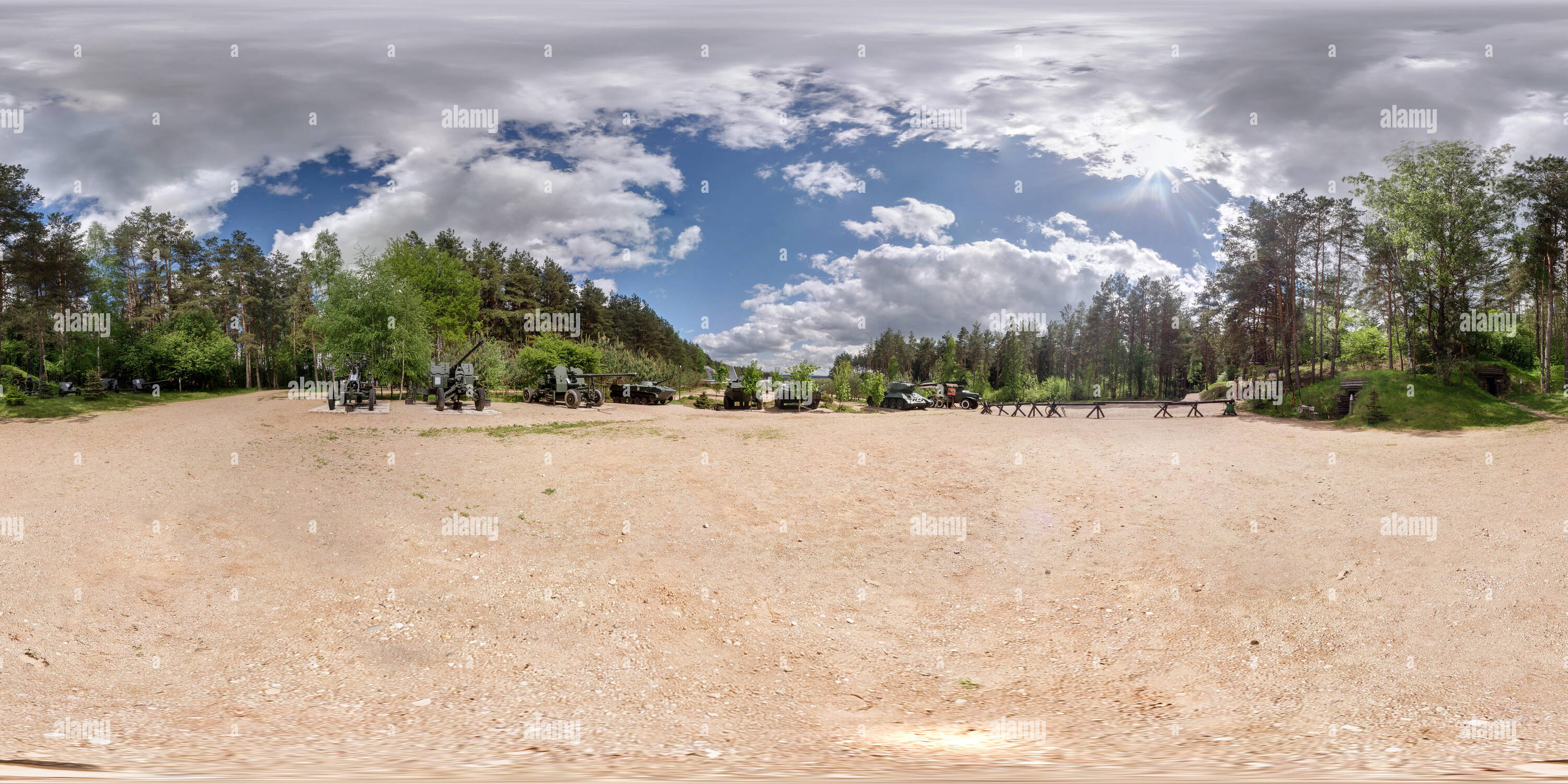 360 Grad Panorama Ansicht von GRODNO, Weißrussland - Mai 13, 2015: Panorama im Freilichtmuseum von gepanzerten Fahrzeugen partisan Camp. 360 von 180 Grad nahtlose sphärischen Panoramas in