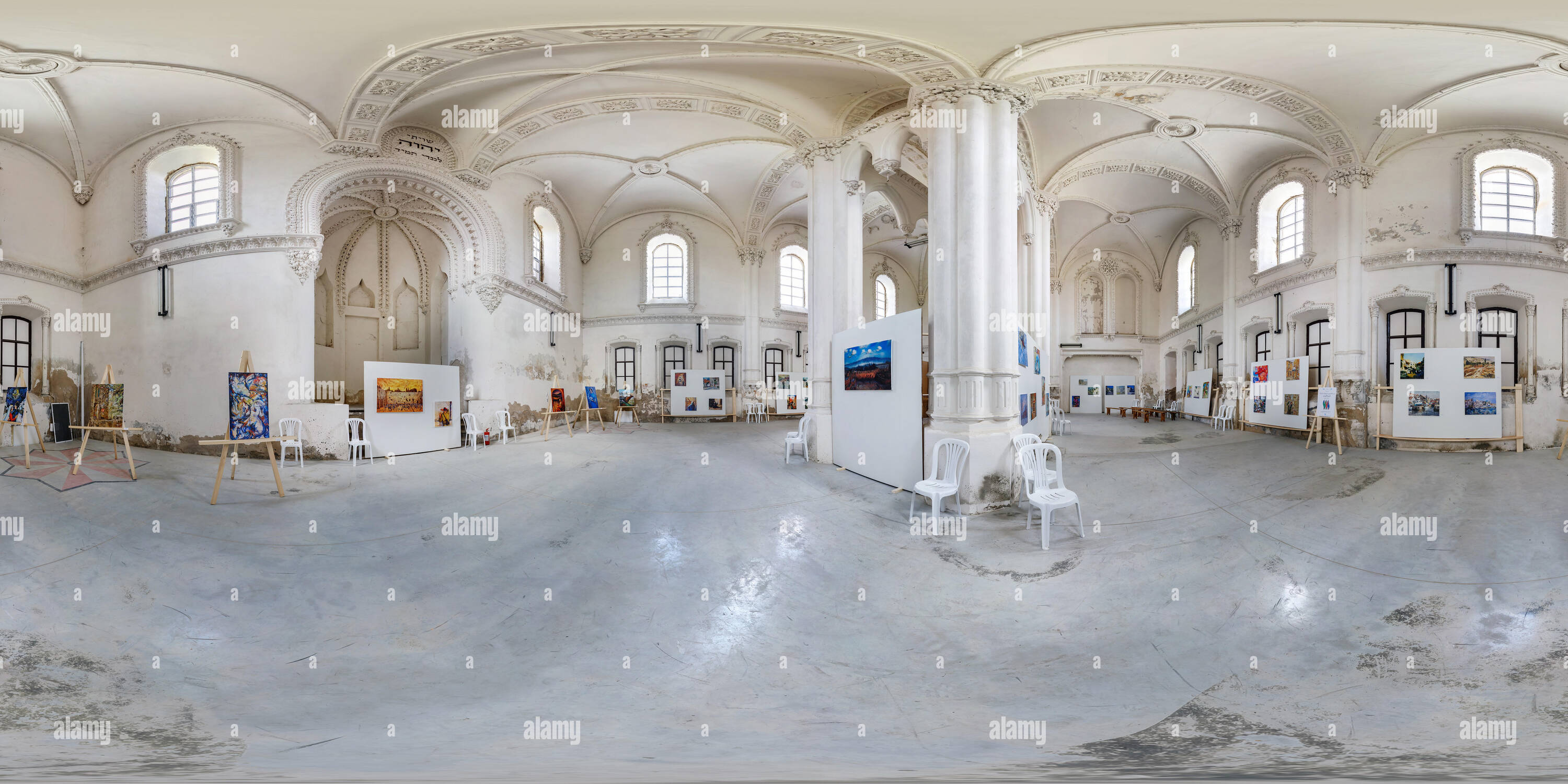 360 Grad Panorama Ansicht von GRODNO, Weißrussland - Juni 19, 2014: Panorama im Innenraum der Synagoge mit Ausstellung von Gemälden von jüdischen Künstlern. 360 von 180 Grad nahtlose sp