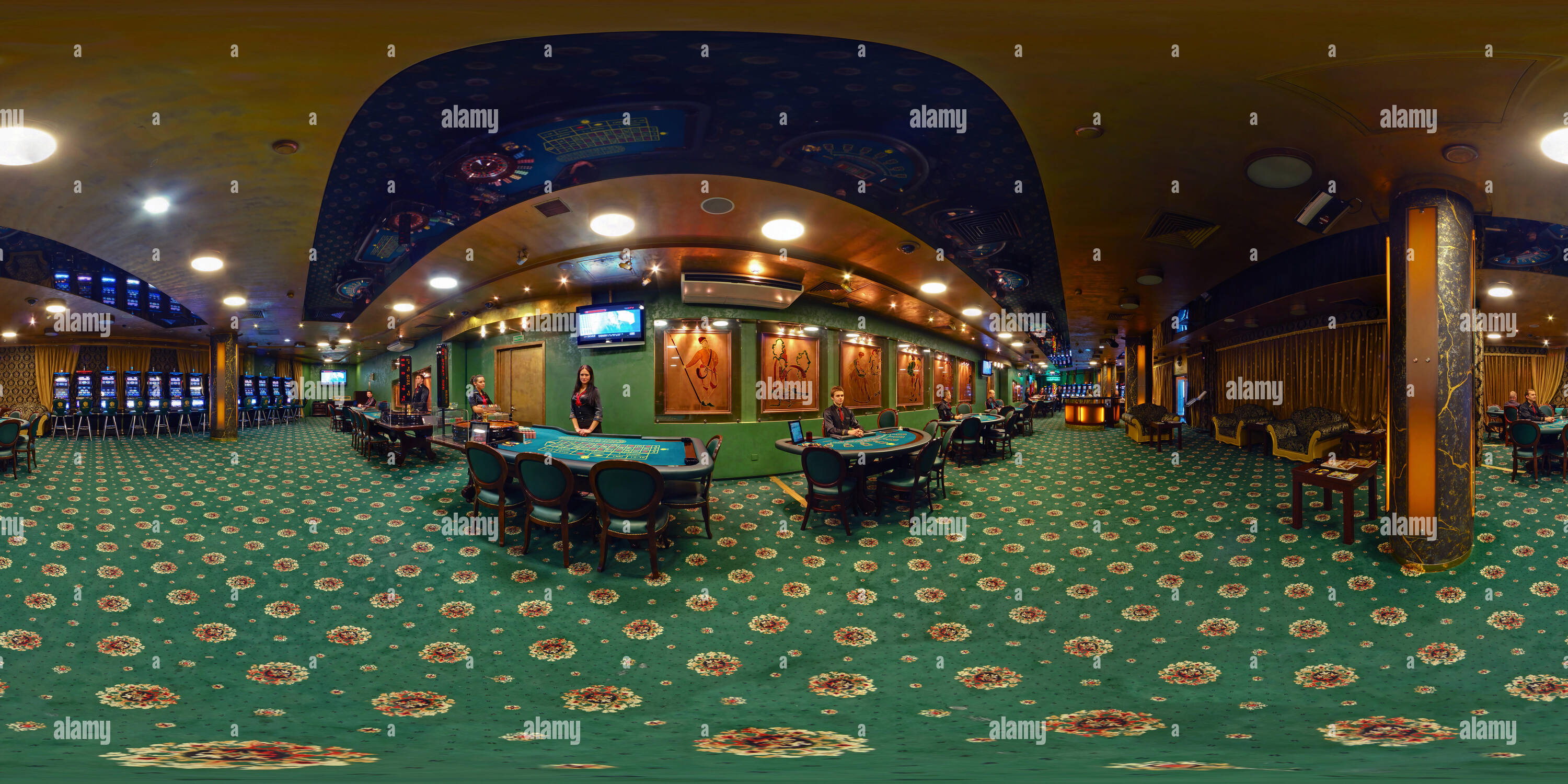 360 Grad Panorama Ansicht von MINSK, Weißrussland - November 8, 2011: Panorama der Innenraum in Luxus casino øò grüner Stil mit Croupier. 360 von 180 Grad nahtlose sphärische Pano