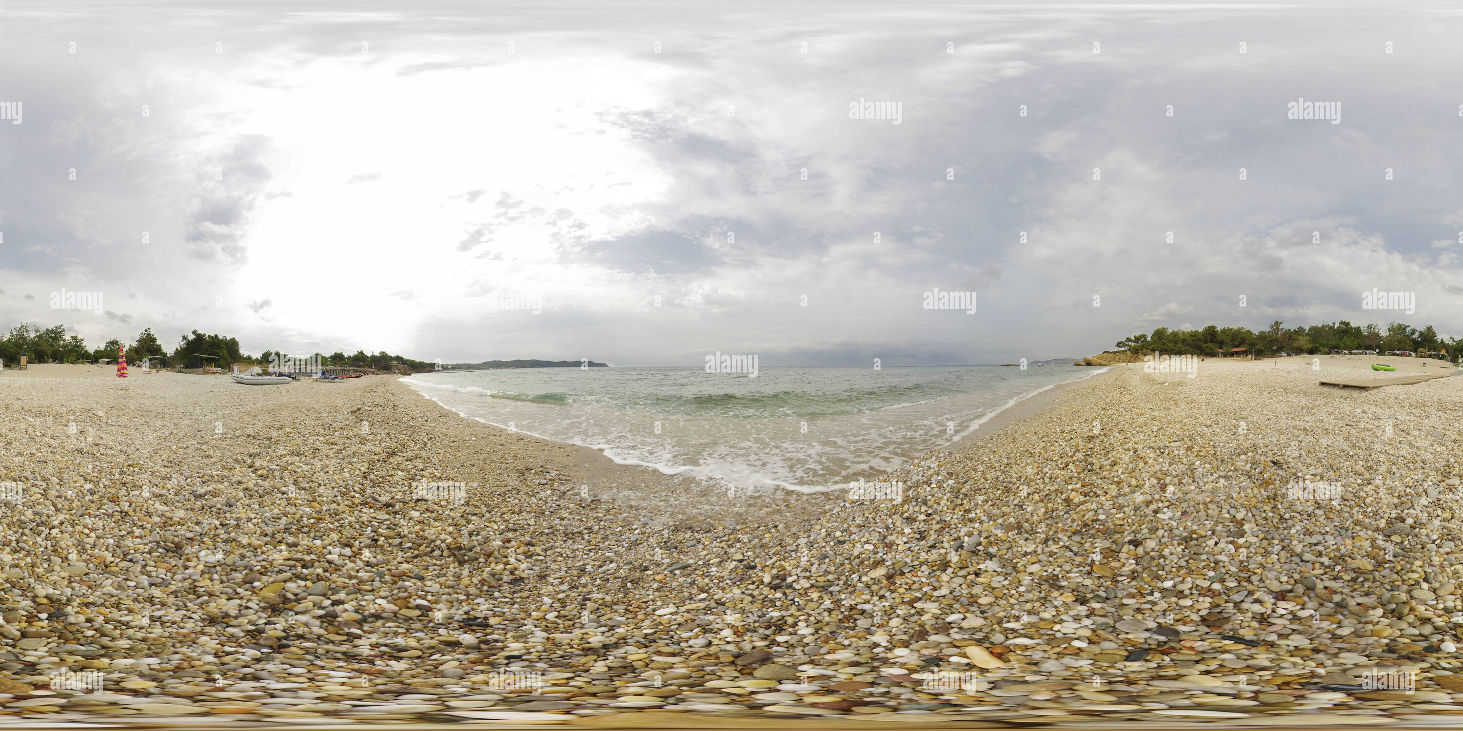 360 Grad Panorama Ansicht von Morgen Sommer auf Pefkari camping Beach in Thassos, Griechenland