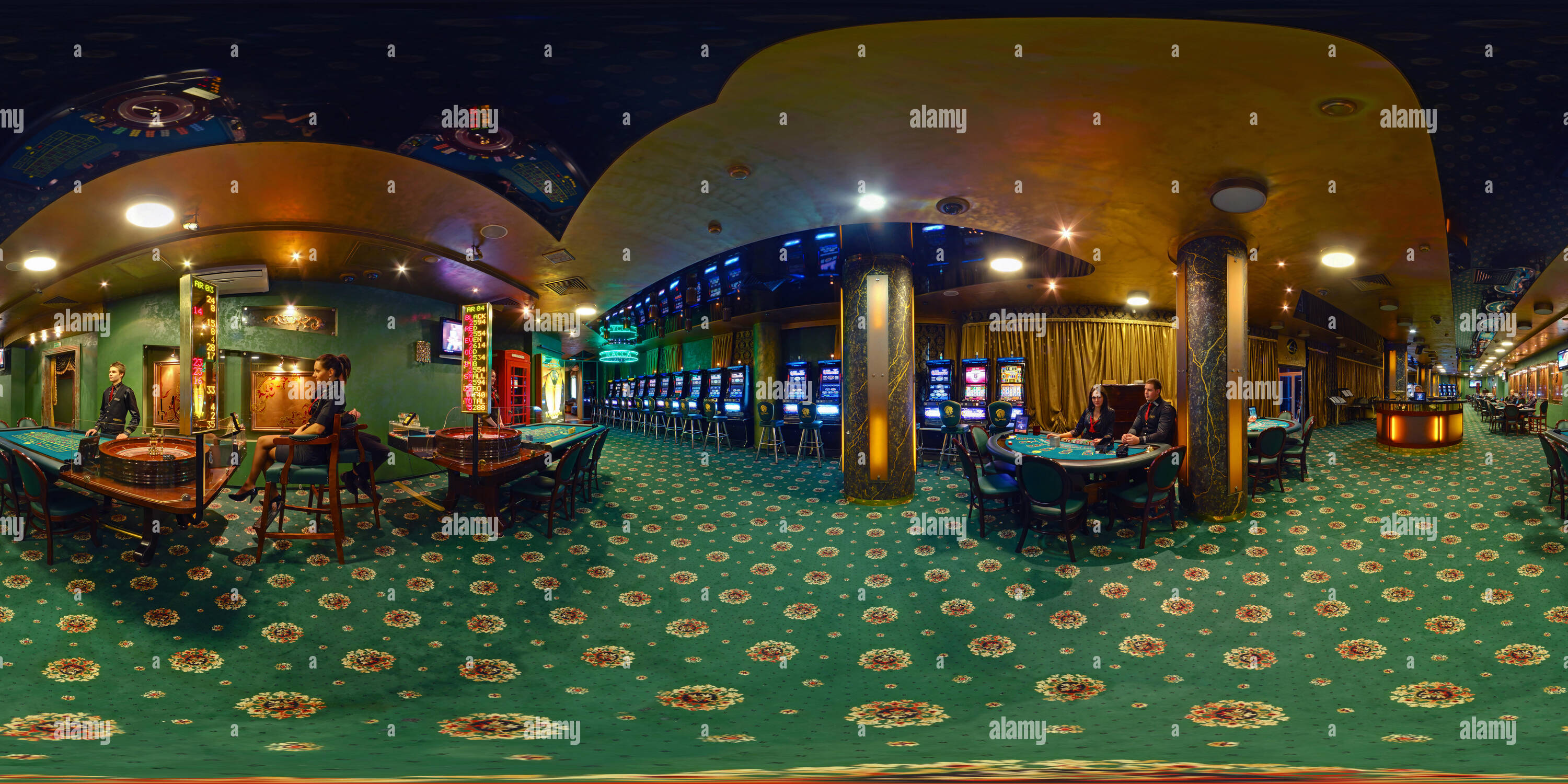 360 Grad Panorama Ansicht von MINSK, Weißrussland - November 9, 2011: Panorama im Innenraum von Luxus casino mit Croupier in Green Style Farbe. 360 von 180 Grad nahtlose spherica