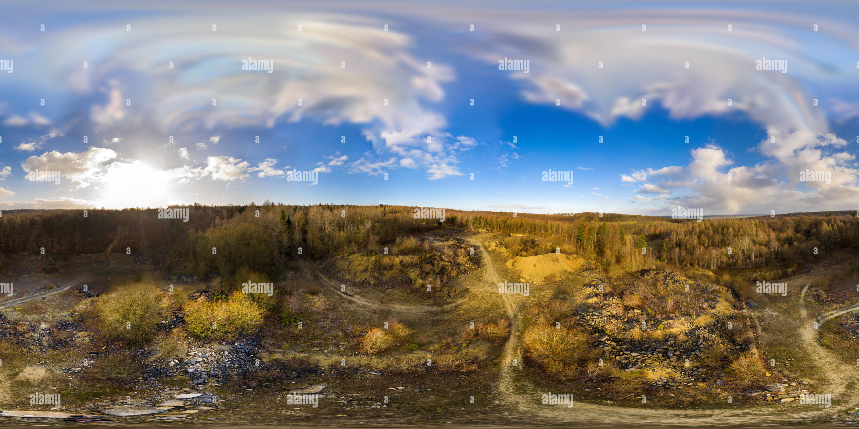 360 Grad Panorama Ansicht von Der ehemalige Steinbruch im Elm Berge mit einem hässlichen Halde und unbrauchbarer Abraum öffnen, Laubwald in der Umgebung, 360 Grad