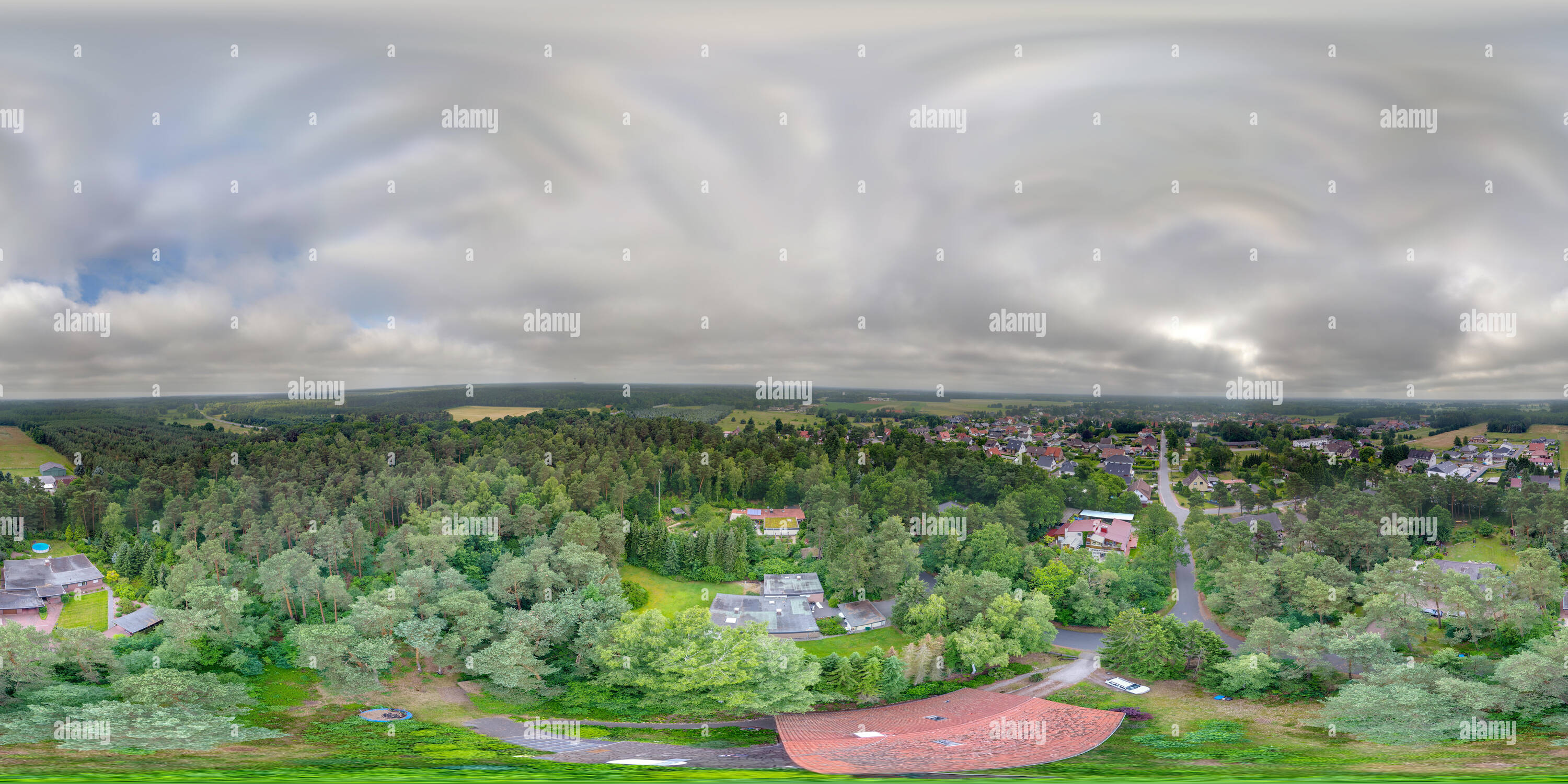 360 Grad Panorama Ansicht von 3D Luftbild von einem kleinen Haus in einem Wald am Rande eines kleinen Dorfes