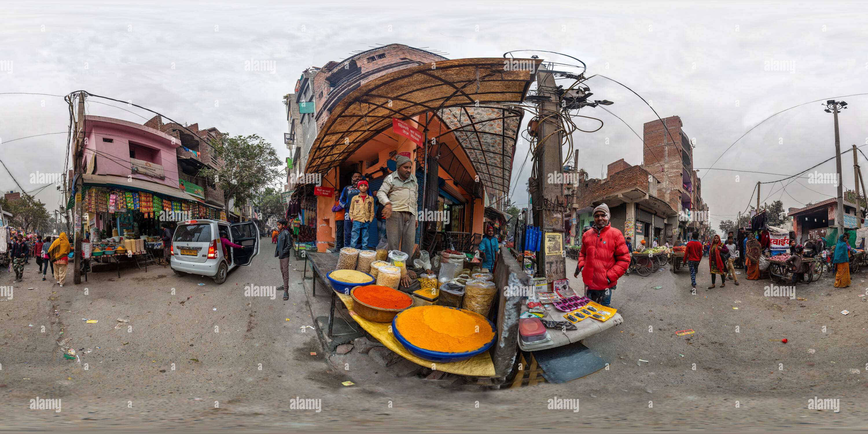 360 Grad Panorama Ansicht von 360° Ansicht zeigt die Market Street mit einer Ecke Spice Shop in Sabji Mandi Straße im Slum Umsiedlung Kolonie von JJ Kolonie Madanpur Khadar, Neu Delhi, Indien