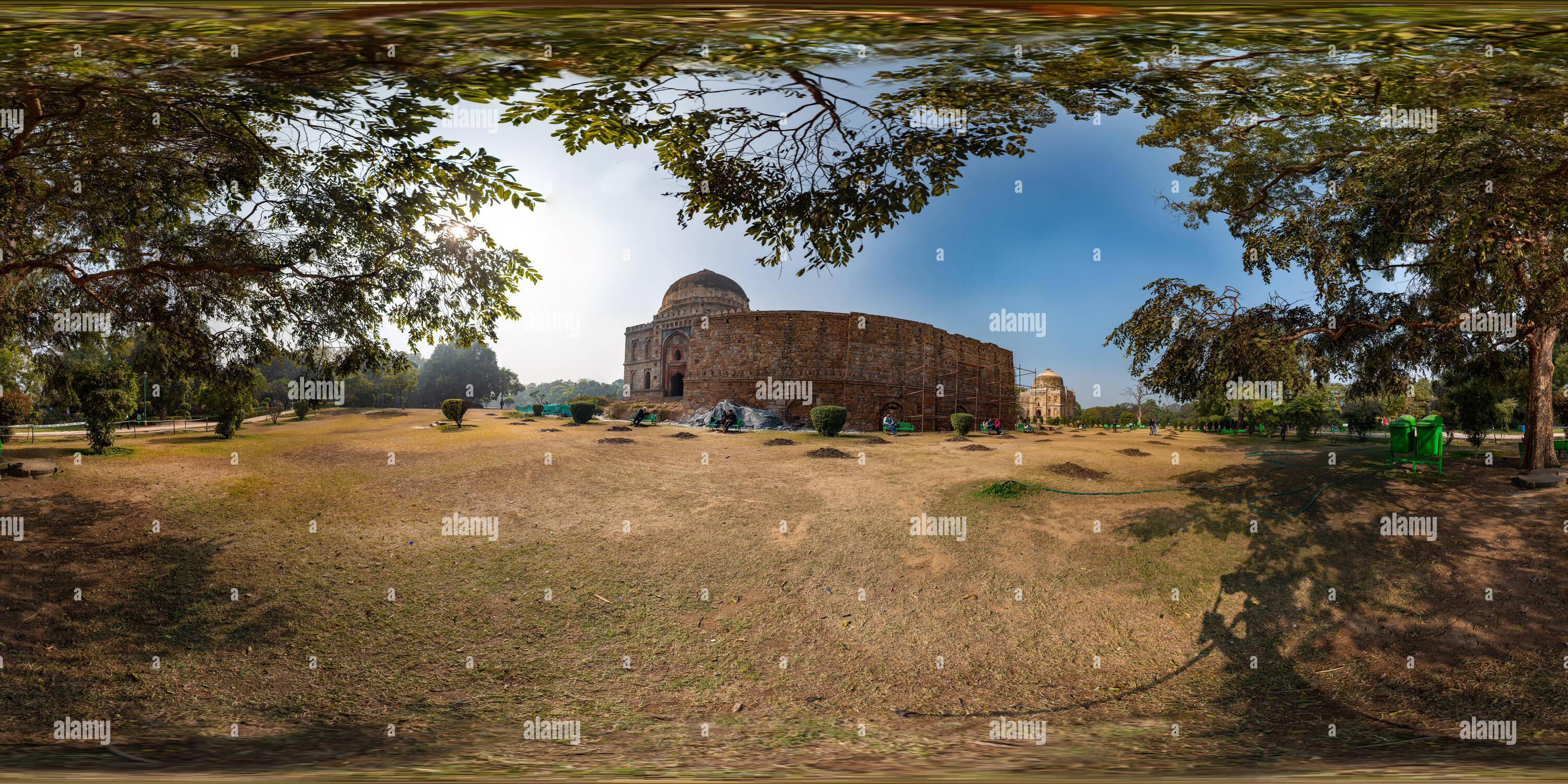 360 Grad Panorama Ansicht von 360° Ansicht in Lodi Gärten in Neu Delhi, Indien. In dieser Ansicht sichtbar ist Bara Gumbad (Big Grab) mit Sheesh Gumbad etwas weiter rechts.