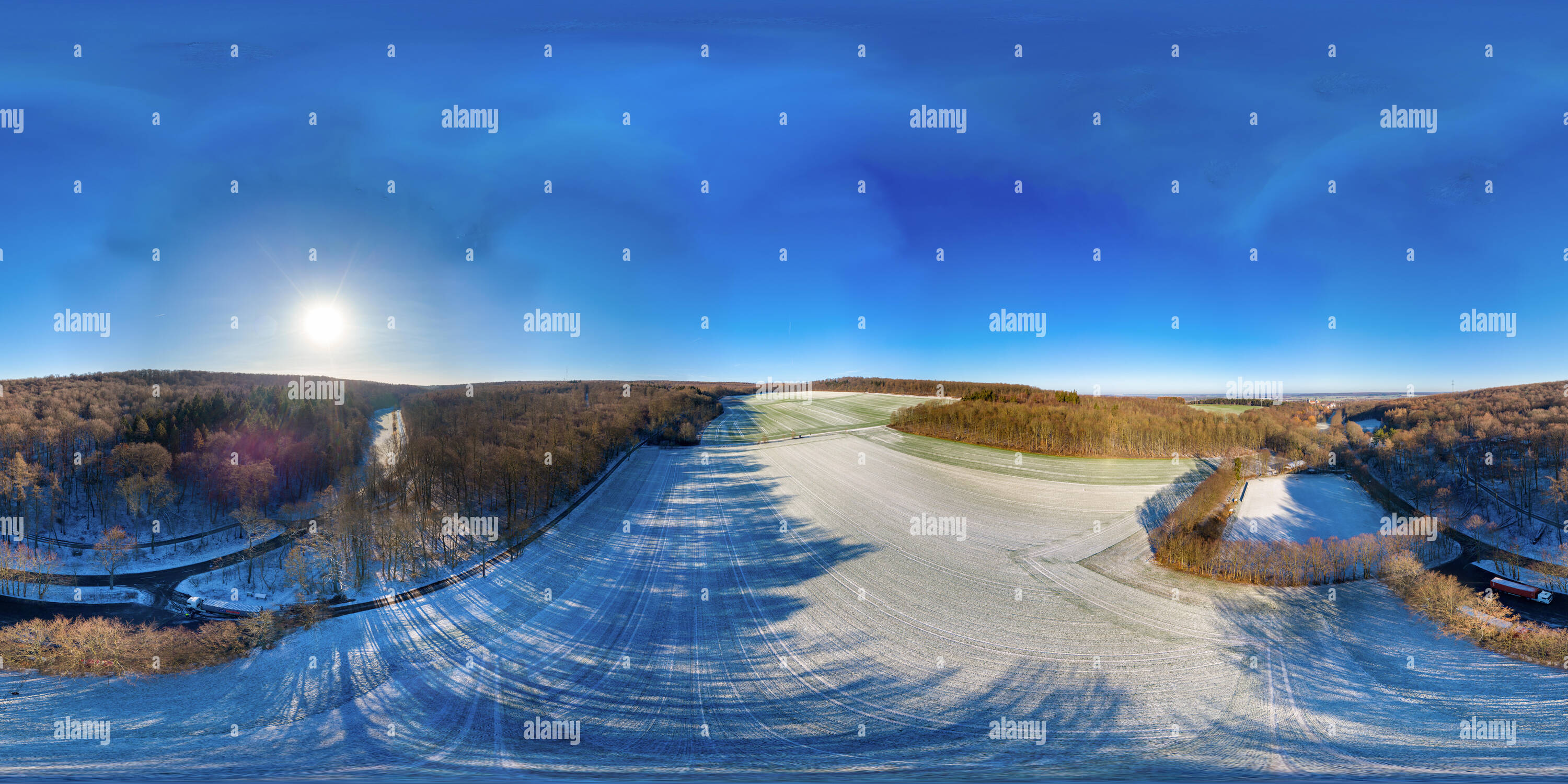 360 Grad Panorama Ansicht von Wiese durch den ersten Schnee und ein Fußballfeld am Rand des Elms hinter Königslutter, Deutschland, Luftaufnahme, sphärischen 360 Grad Panorama