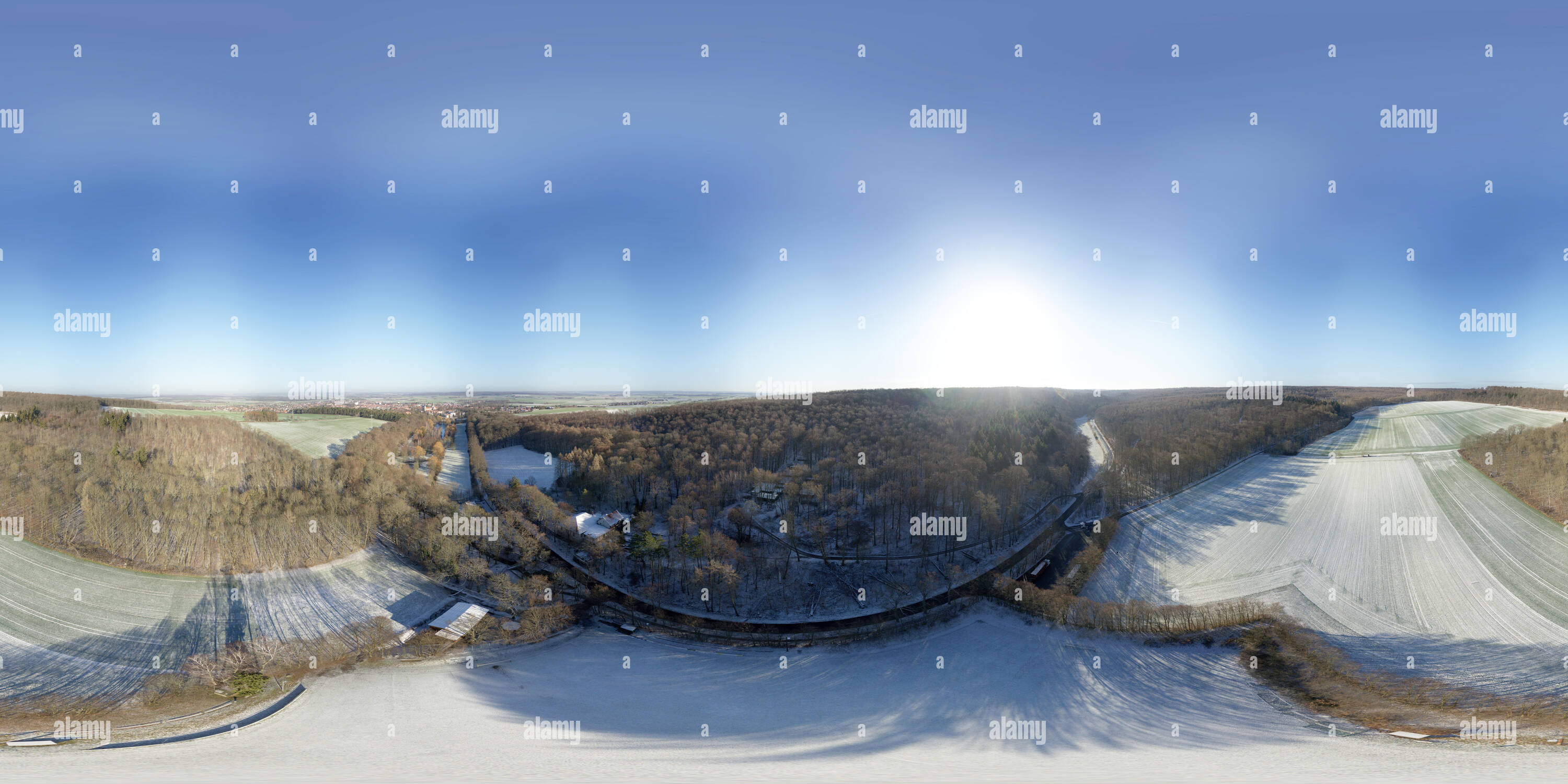 360 Grad Panorama Ansicht von Wiese durch den ersten Schnee und ein Fußballfeld am Rand des Elms hinter Königslutter, Deutschland, Luftaufnahme, sphärischen 360 Grad Panorama