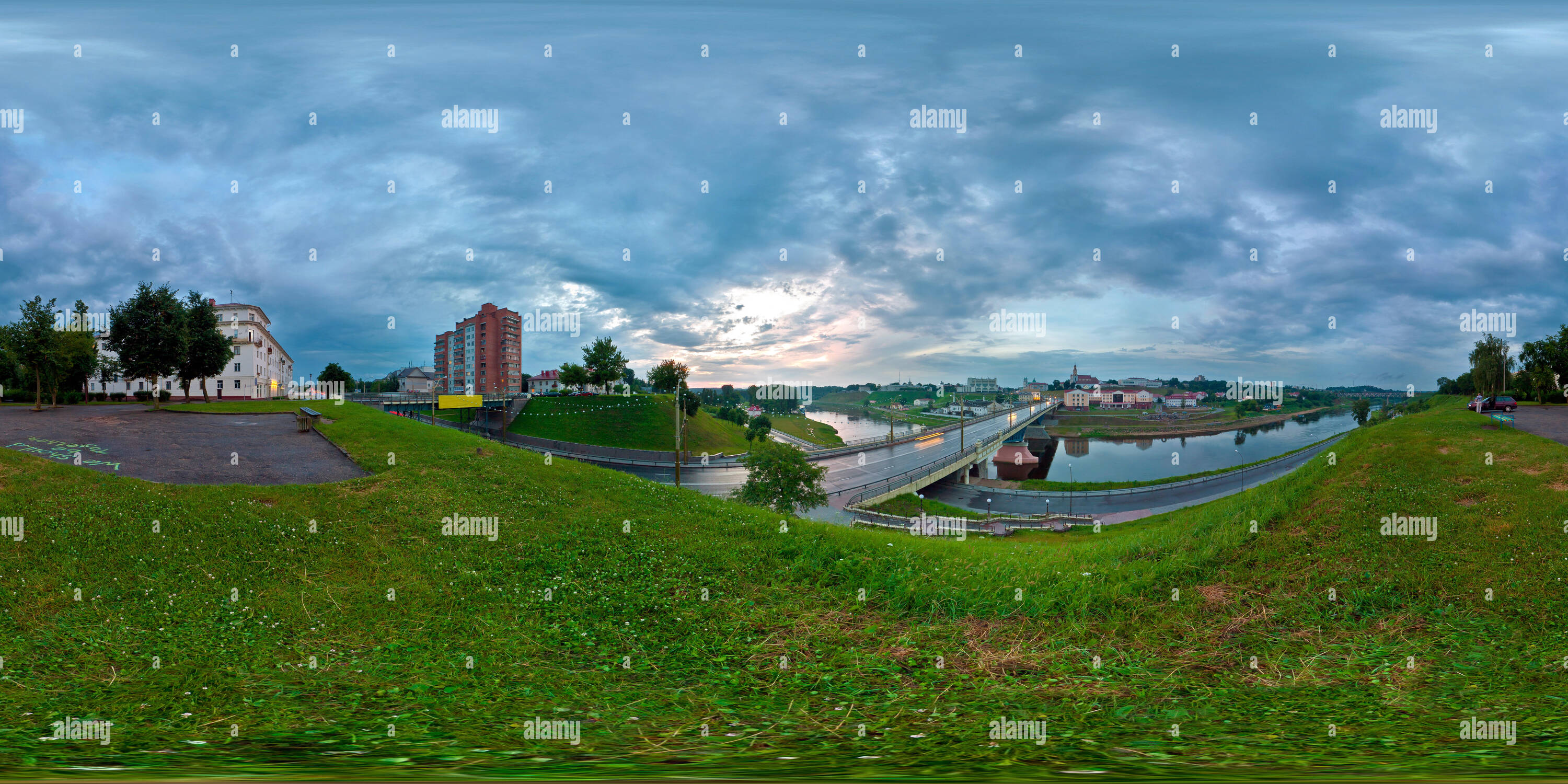 360 Grad Panorama Ansicht von GRODNO, Weißrussland - August 6, 2014: 360 Panorama mit Blick auf die Brücke und den Fluss und am Abend alte Stadt. 360 von 180 Grad Betrachtungswinkel und nahtlosen pan