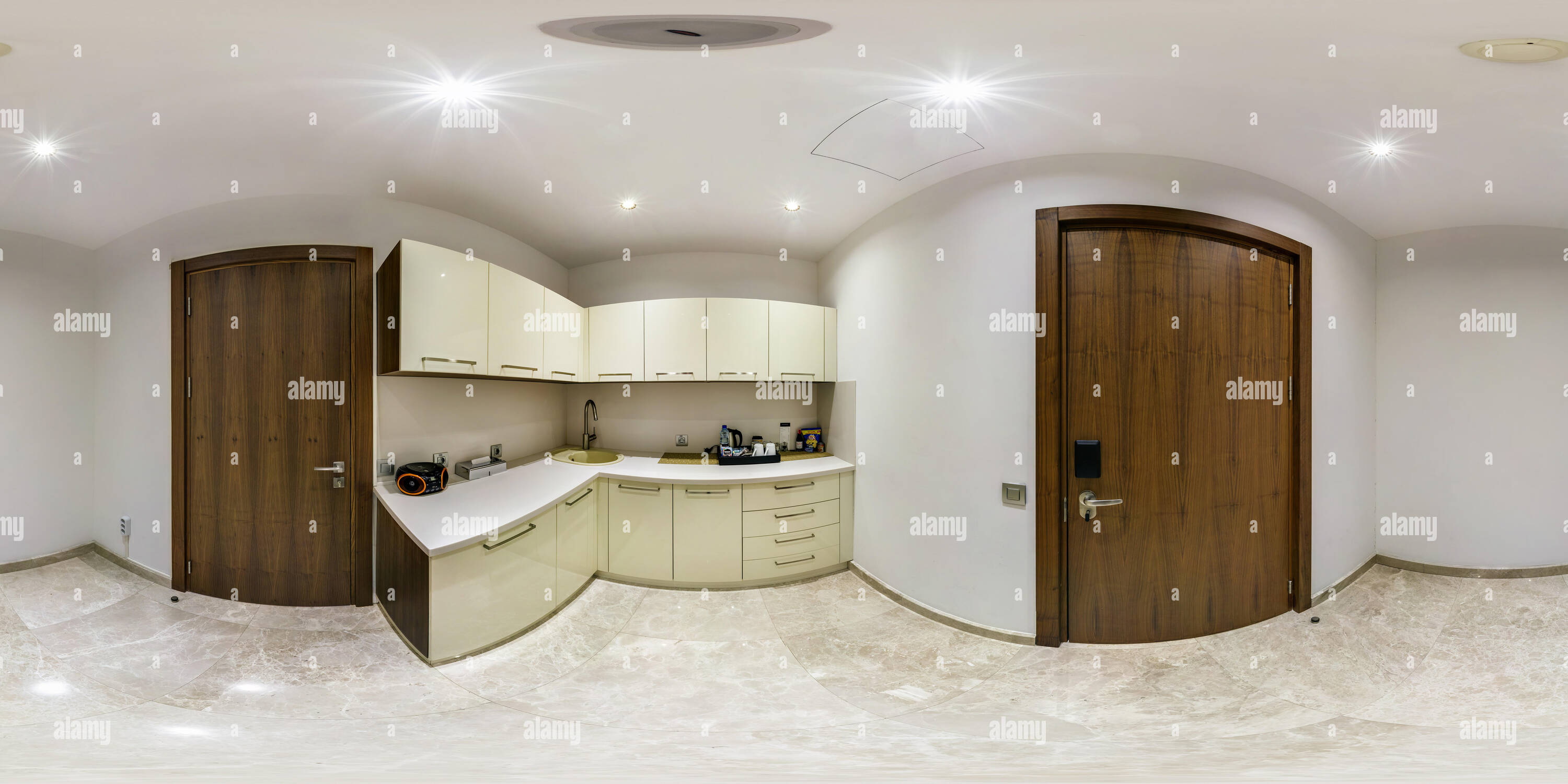 360 Grad Panorama Ansicht von MINSK, Weißrussland - Juli 10, 2017: 360 Panorama im Innenraum kleine Küche im stilvollen Hotel. 360 von 180 Grad Ansicht nahtlose Panorama in equire