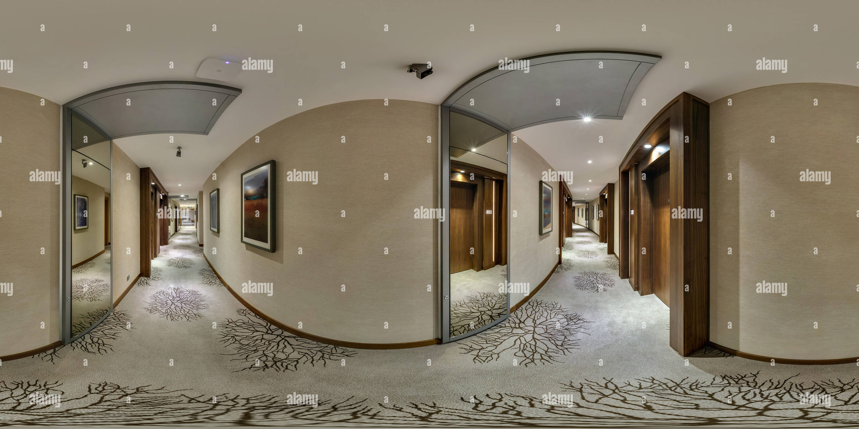 360 Grad Panorama Ansicht von MINSK, Weißrussland - Juli 25, 2014: 360 Panorama im Inneren des Korridors Hall des Elite Hotel mit vielen Türen. 360 von 180 Grad Ansicht nahtlose p