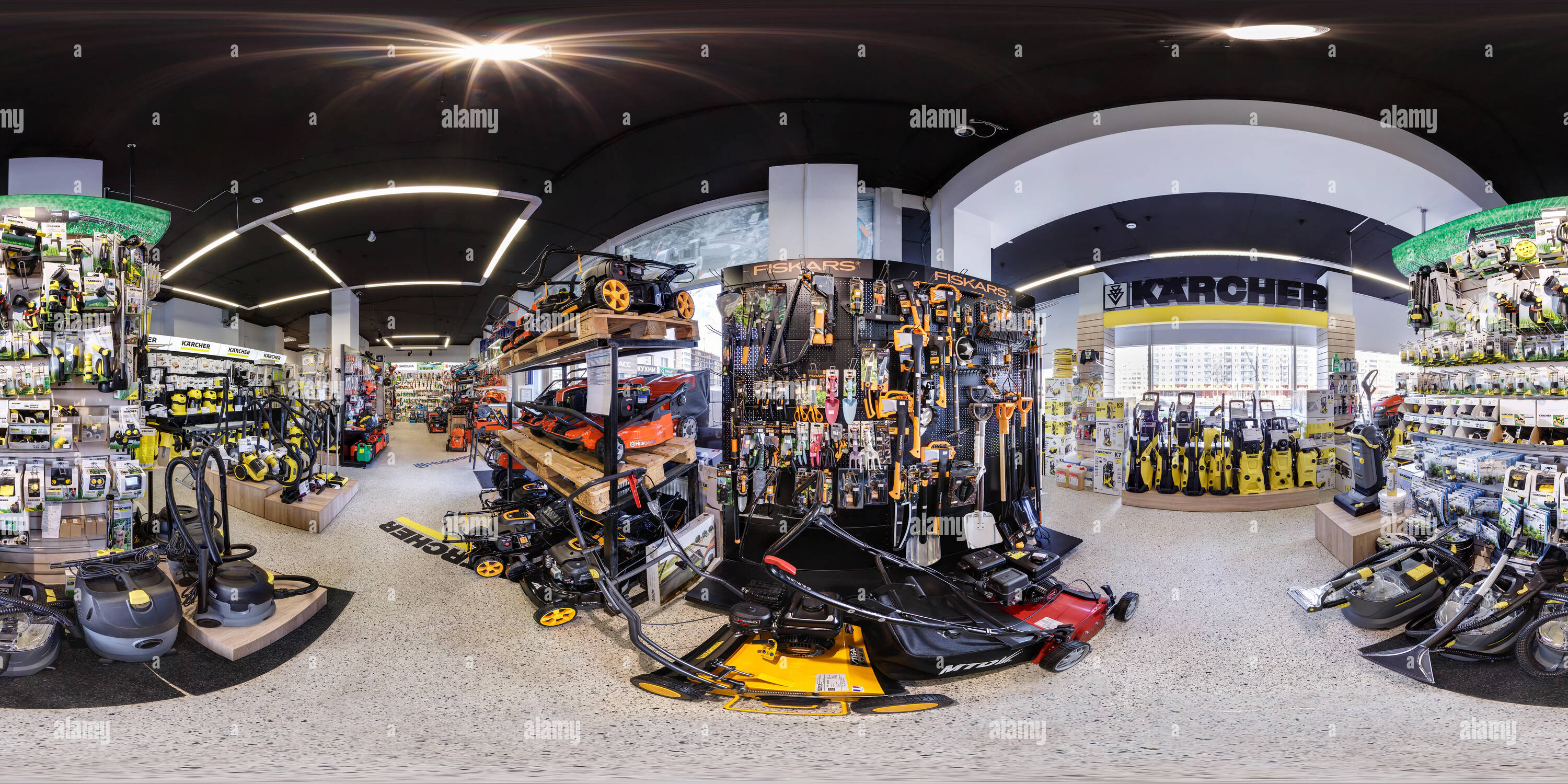360 Grad Panorama Ansicht von MINSK, Weißrussland - April, 2017: Panorama 360° Betrachtungswinkel im Innenraum Elite luxury Store von elektrischen Garten Werkzeug shop Karcher. 360 Grad nahtlose Pa