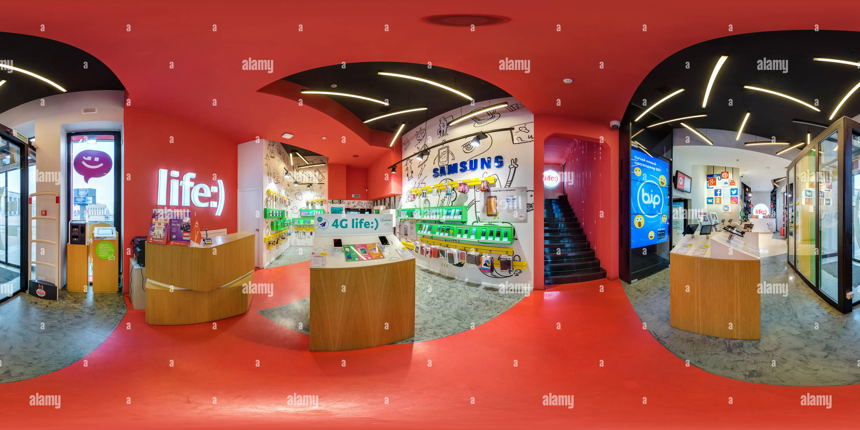 360 Grad Panorama Ansicht von MINSK, Weißrussland - AUGUST 2017: Volle sphärischen 360 Grad Winkel nahtloses Panorama im Inneren moderne store Salon der Mobilfunkbetreiber mit Gerät in equ