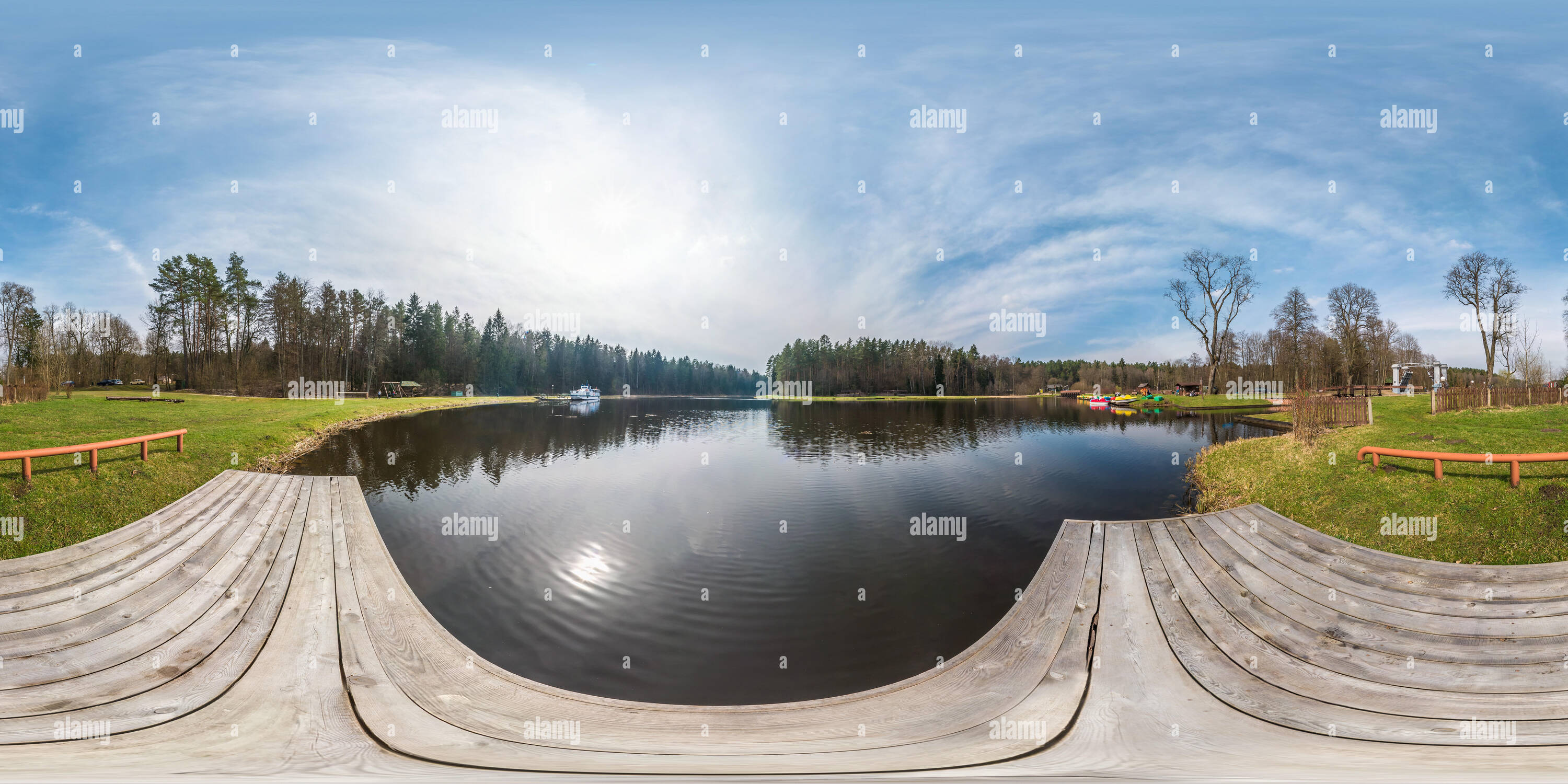 360 Grad Panorama Ansicht von Vollständige nahtlose Panorama 360° Betrachtungswinkel mit weissen Dampfer auf dem Boot am See in sonniger Tag. Skybox als Hintergrund in equirectangular sphärischen Equiden