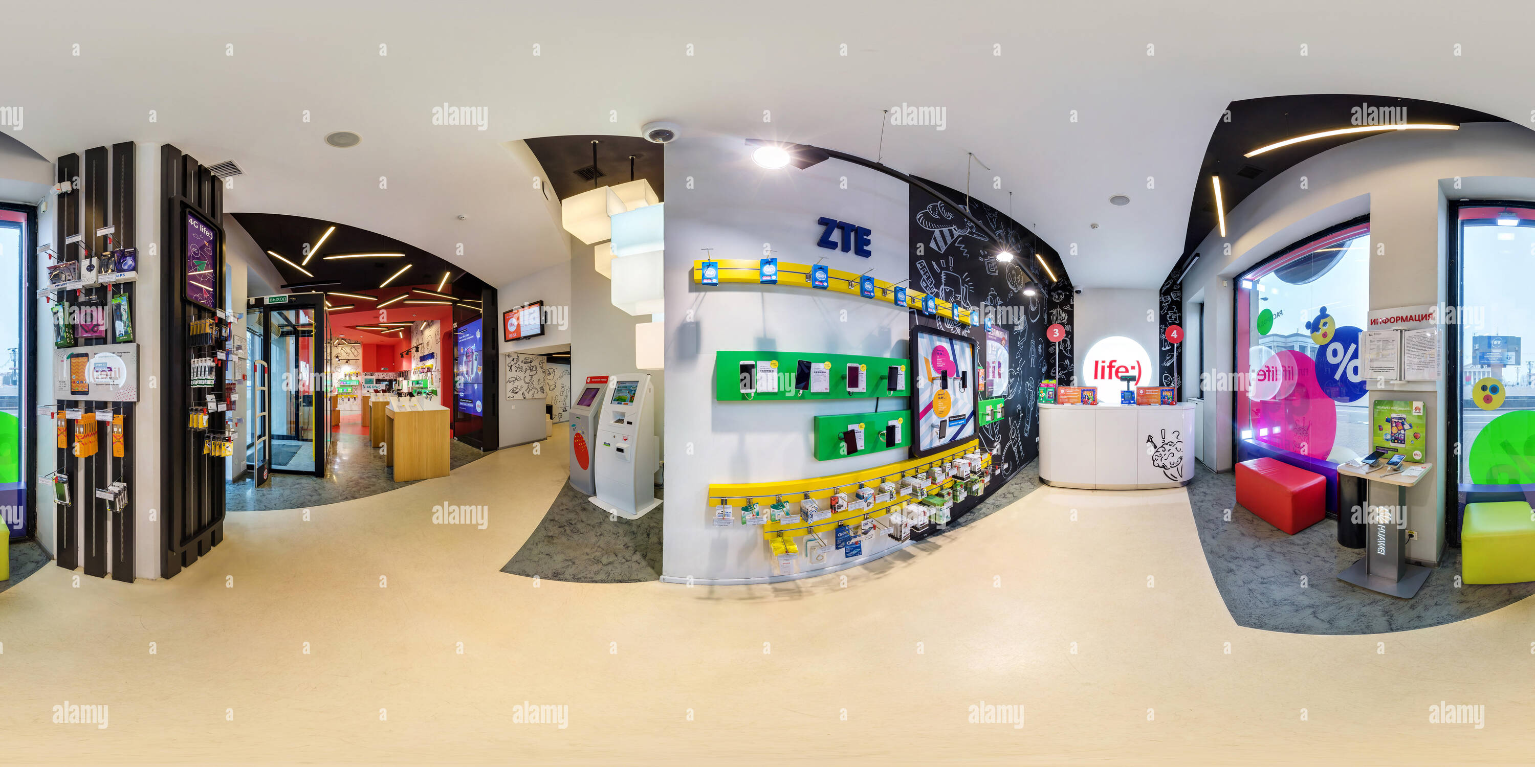 360 Grad Panorama Ansicht von MINSK, Weißrussland - AUGUST 2017: Volle sphärischen 360 Grad Winkel nahtloses Panorama im Inneren moderne store Salon der Mobilfunkbetreiber mit Gerät in equ