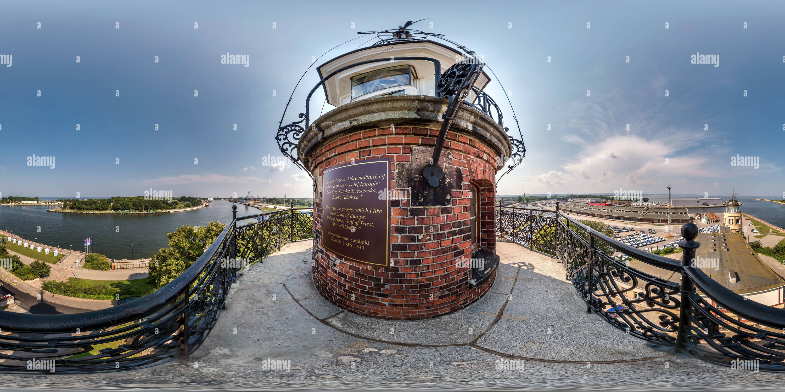 360 Grad Panorama Ansicht von Danzig, Polen - AUGUST 2018: Panorama 360° Winkel, mit Blick von oben auf das Meer Leuchtturm am Hafen und Meer lagern in equirectangular proj