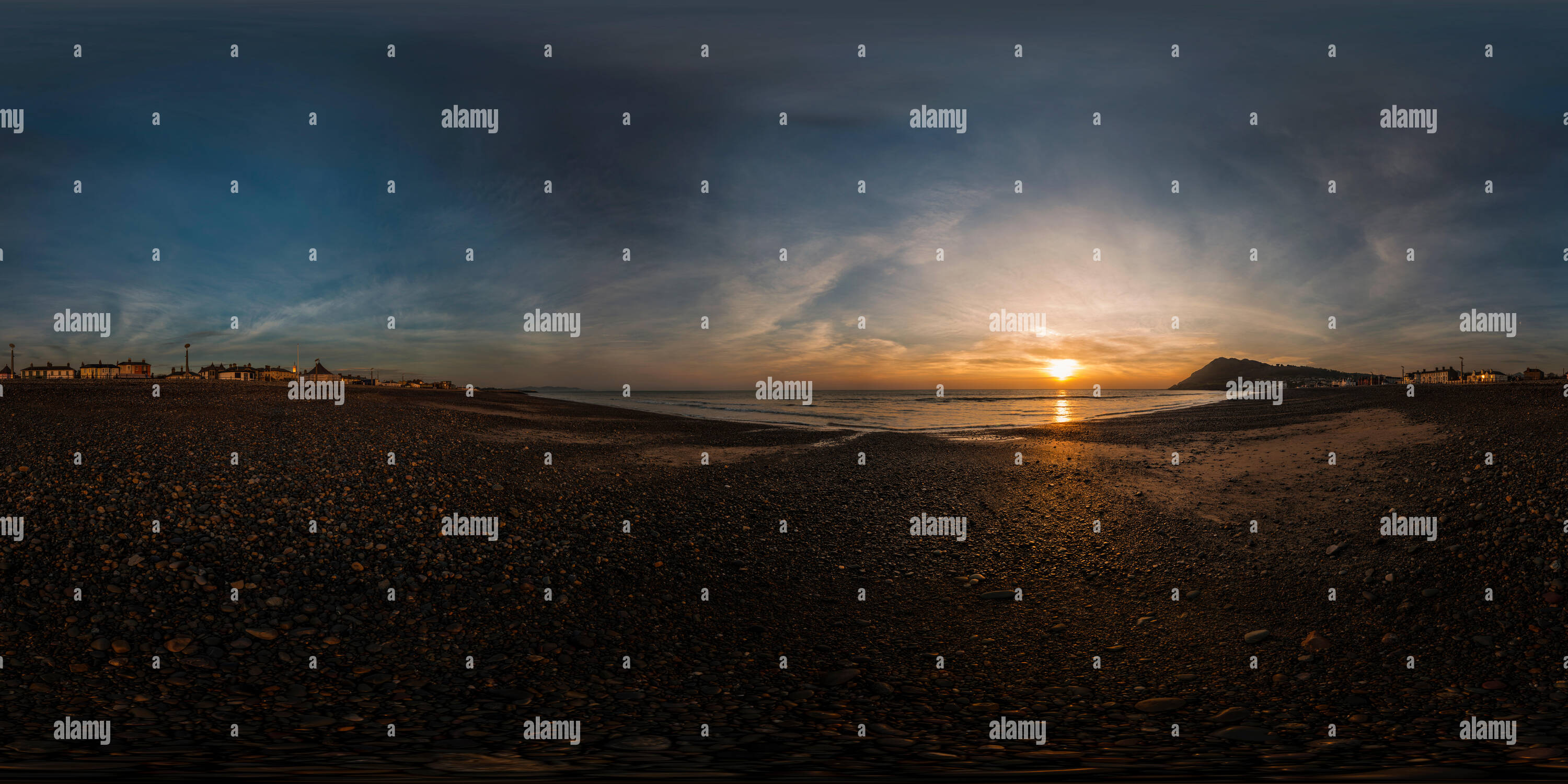 360 Grad Panorama Ansicht von Sandstrand in der Stadt mit Blick auf den Bray Bray Head Hügel und Kreuz