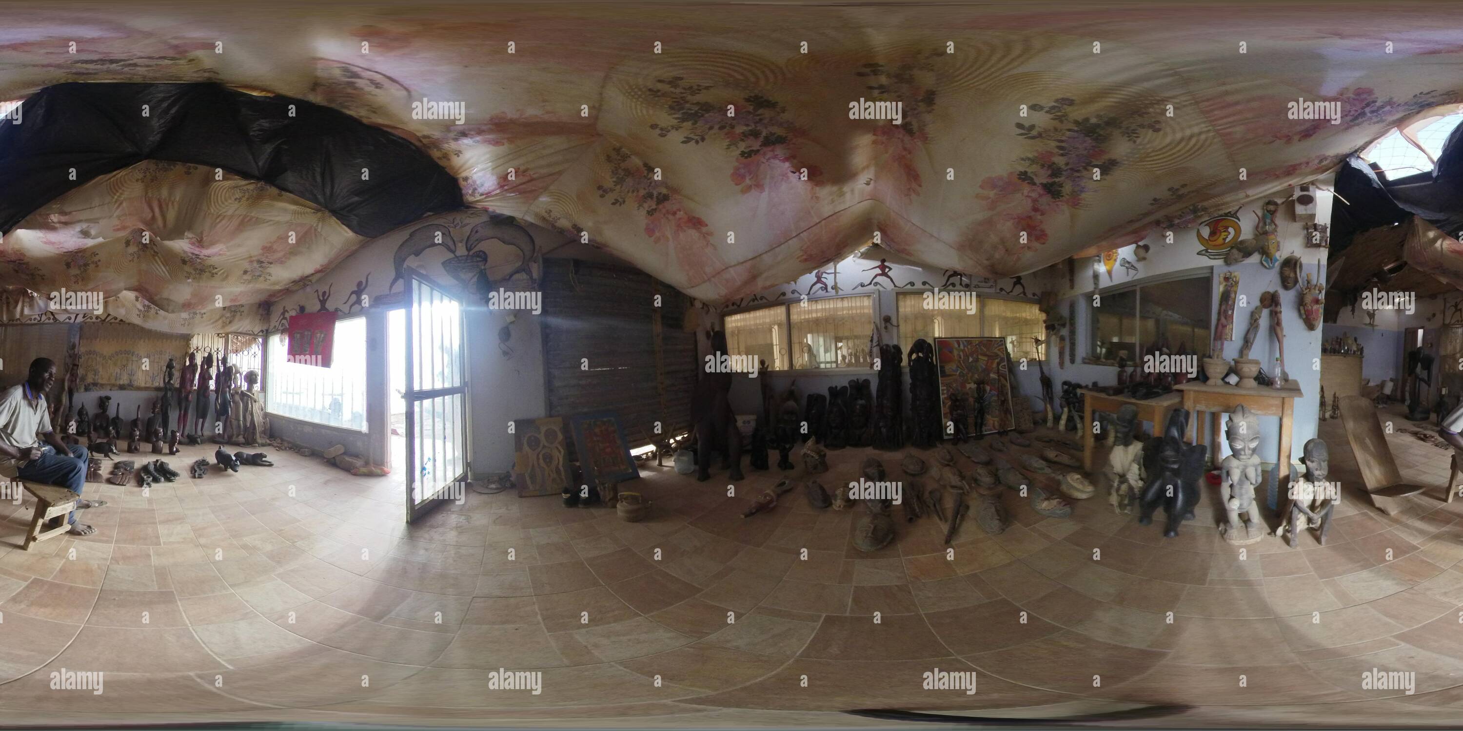 360 Grad Panorama Ansicht von M'Bour, Senegal, 12. März 2019: 360 Portrait von Zal, Kunsthandwerk Verkäufer in seinem Shop