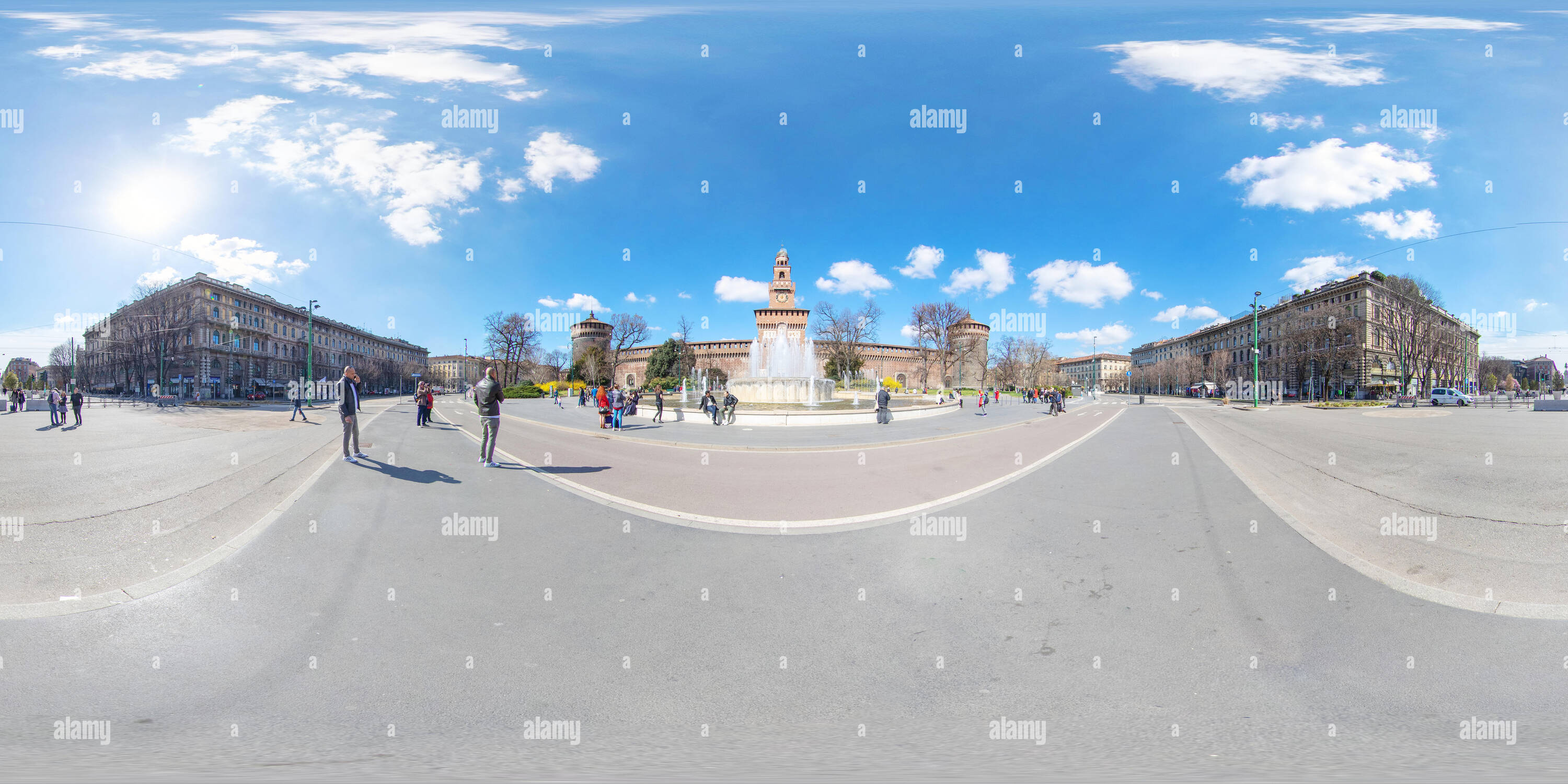 360 Grad Panorama Ansicht von Mailand, Italien - März 13, 2019 Piazza Castelo - Castello Sforzesco Square - in sonniger Frühling Morgen