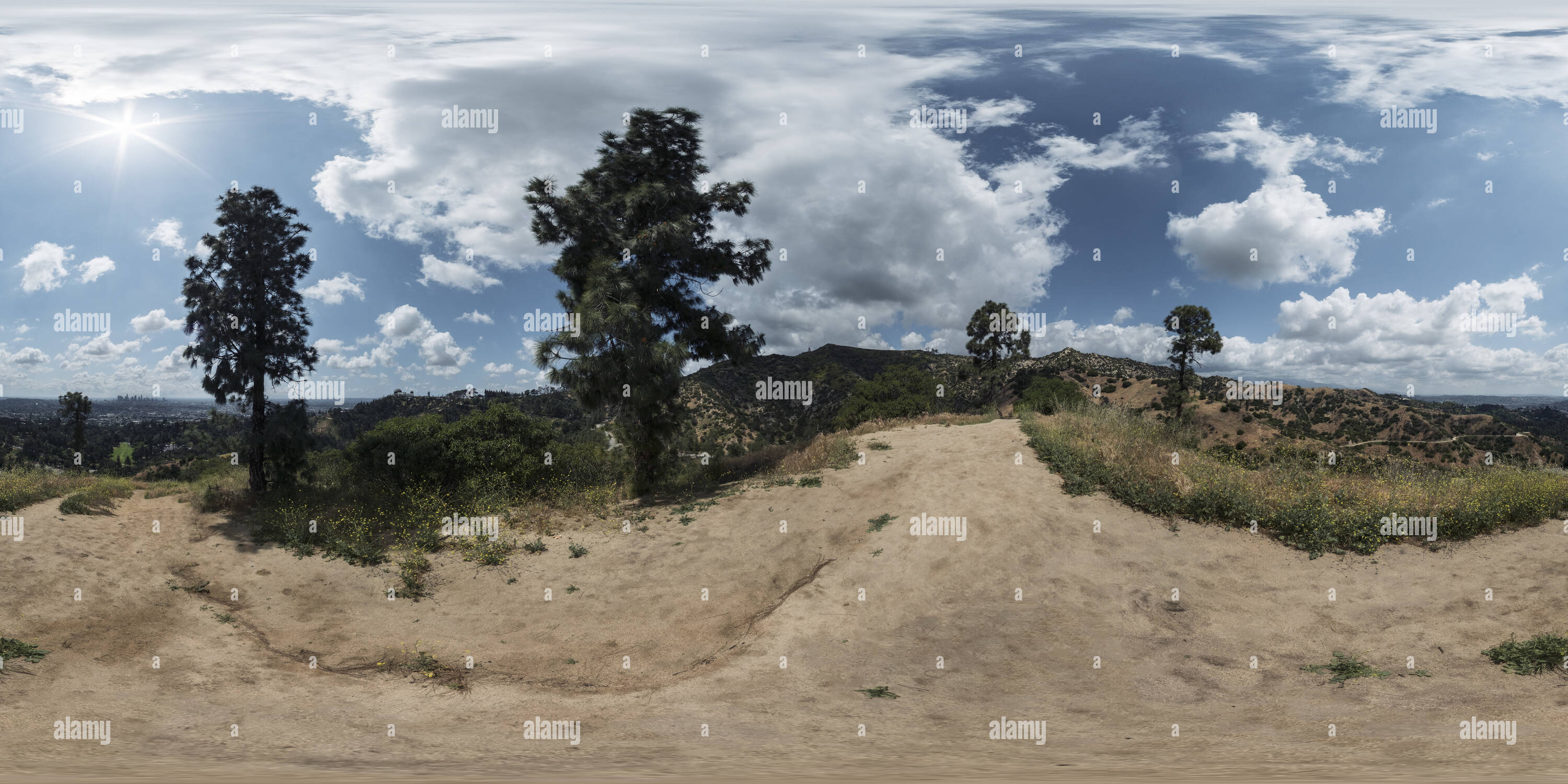 360 Grad Panorama Ansicht von Die Hügel von Los Angeles im Griffith Park.