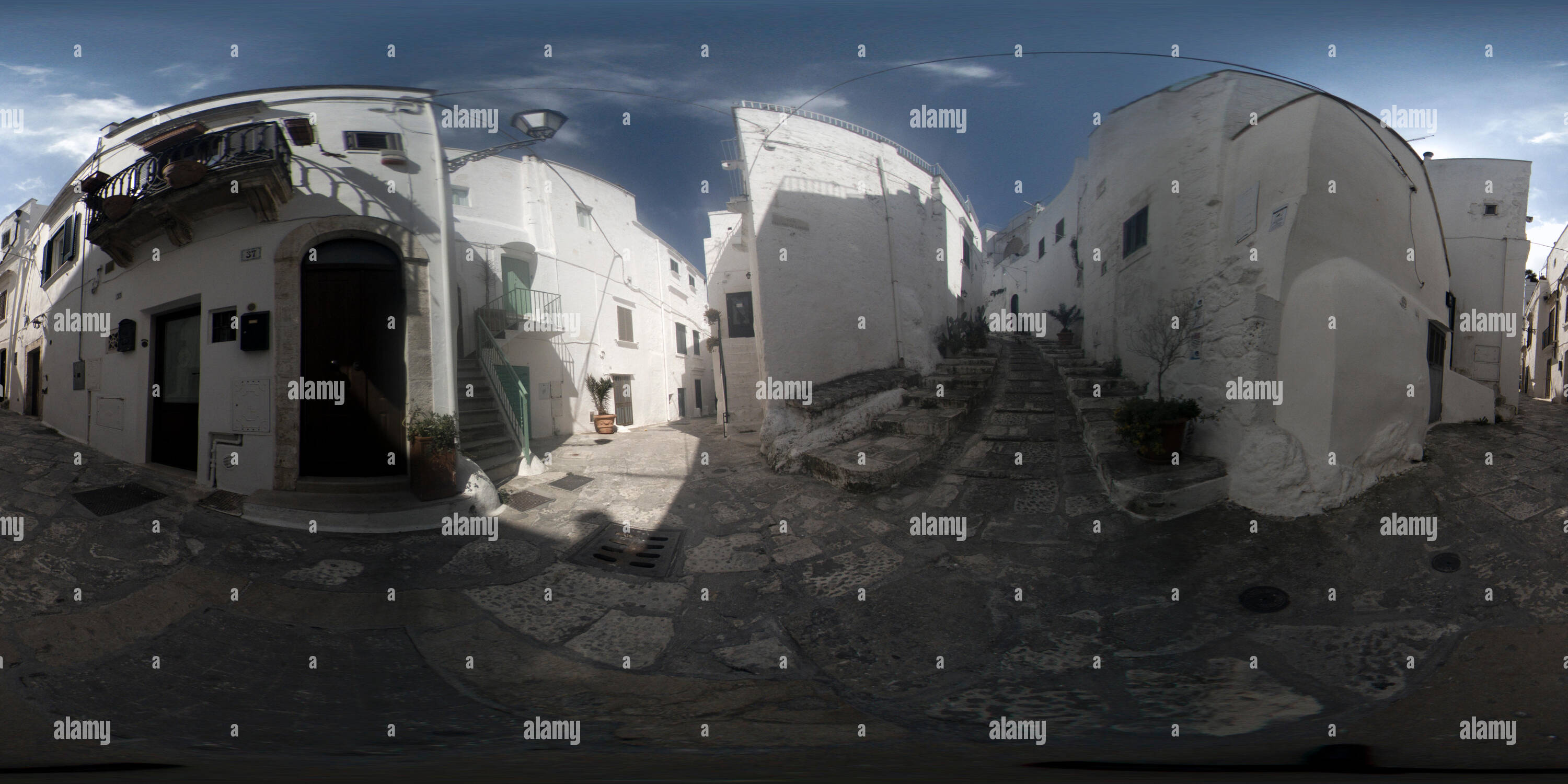 360 Grad Panorama Ansicht von 360 Sphärisches Panorama der Straßen von Ostuni in Süditalien